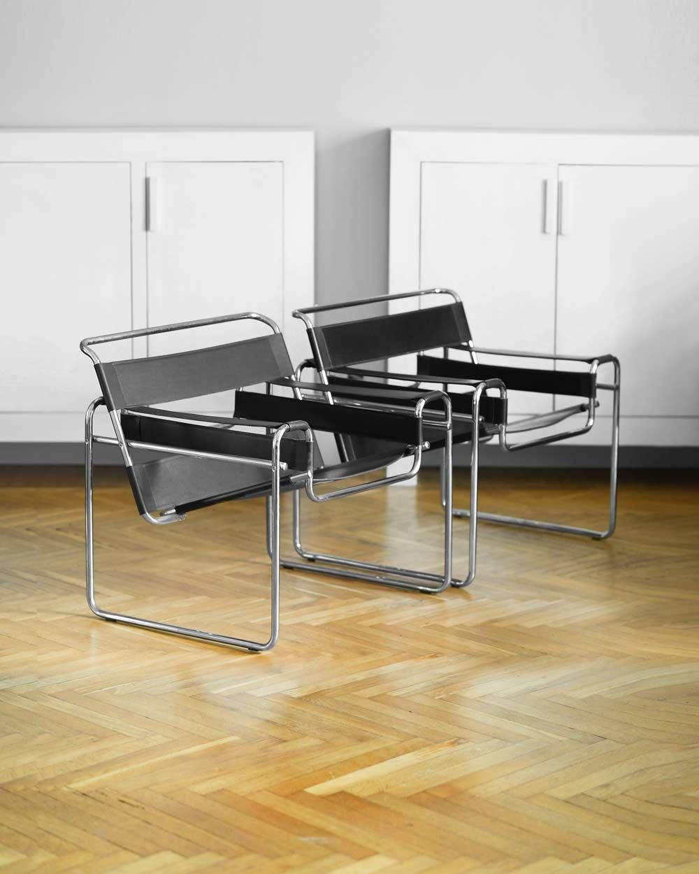 Ensemble de 2 fauteuils dans le style Wassily de Marcel Breuer, en cuir et métal, 1970.
Dimensions : 78W x 74H x 67D cm
Matériaux : métal, cuir.