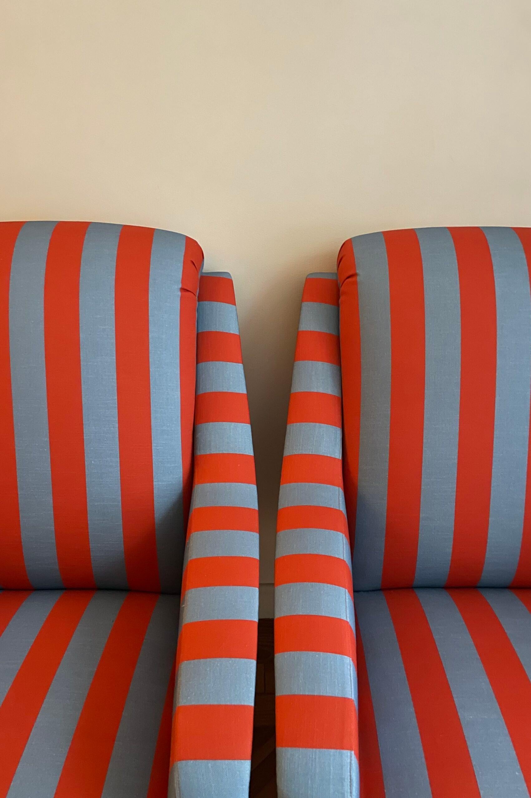 Coppia di poltrone di Marco Zanuso, con forma scultorea e curva e gambe affusolate in ottone. Rivestito in tessuto Bespoke a righe di Colours of Arley. Italia, anni '50.

Marco Zanuso è stato un pioniere del design industriale italiano e un