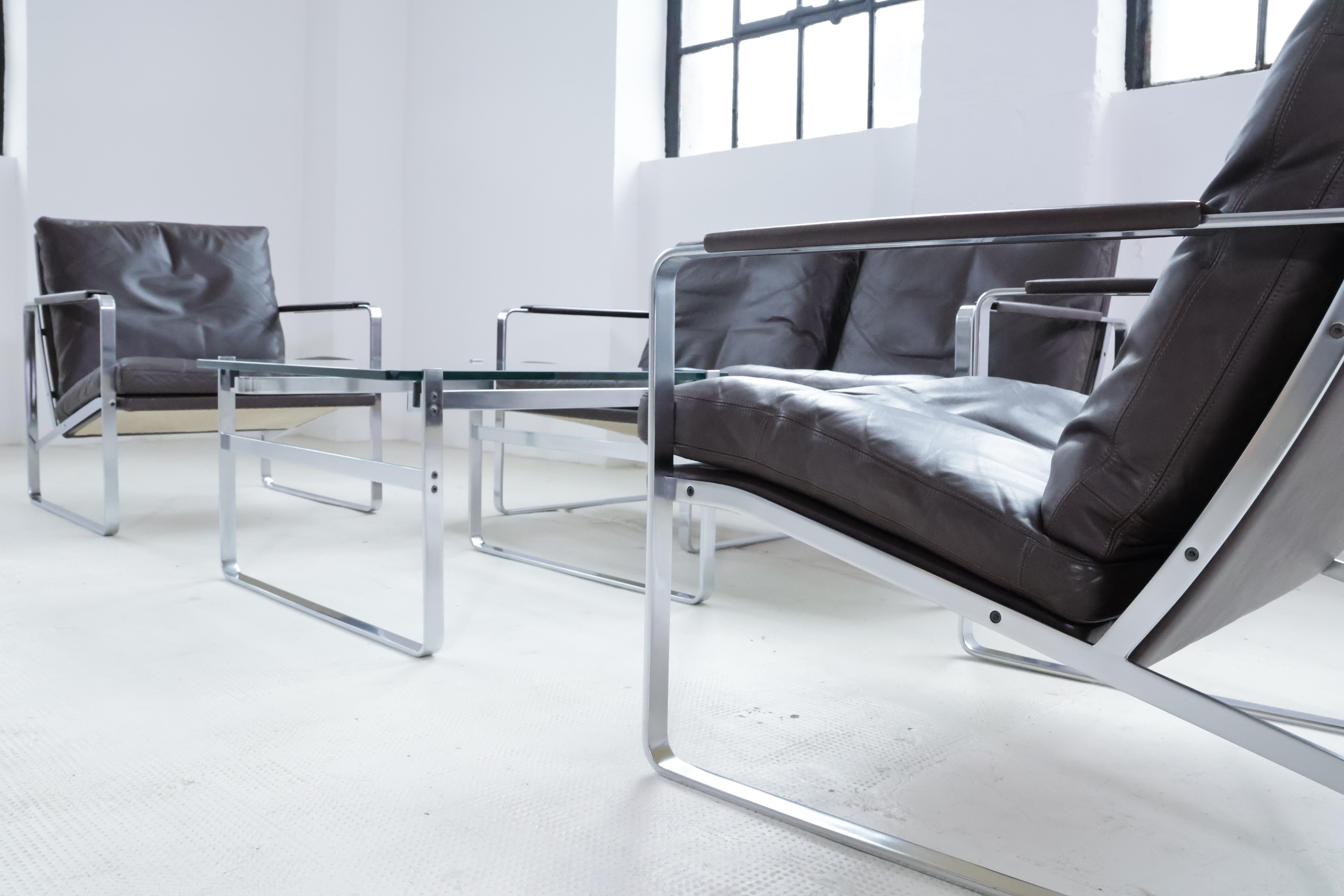 Deux fauteuils en très bel état d'origine inaltéré par Preben Fabricius pour Arnold Exclusiv, Allemagne.

Le cadre est en acier inoxydable plat brossé avec des coussins libres en beau cuir brun foncé.

Le fauteuil et le canapé Fabricius sont des