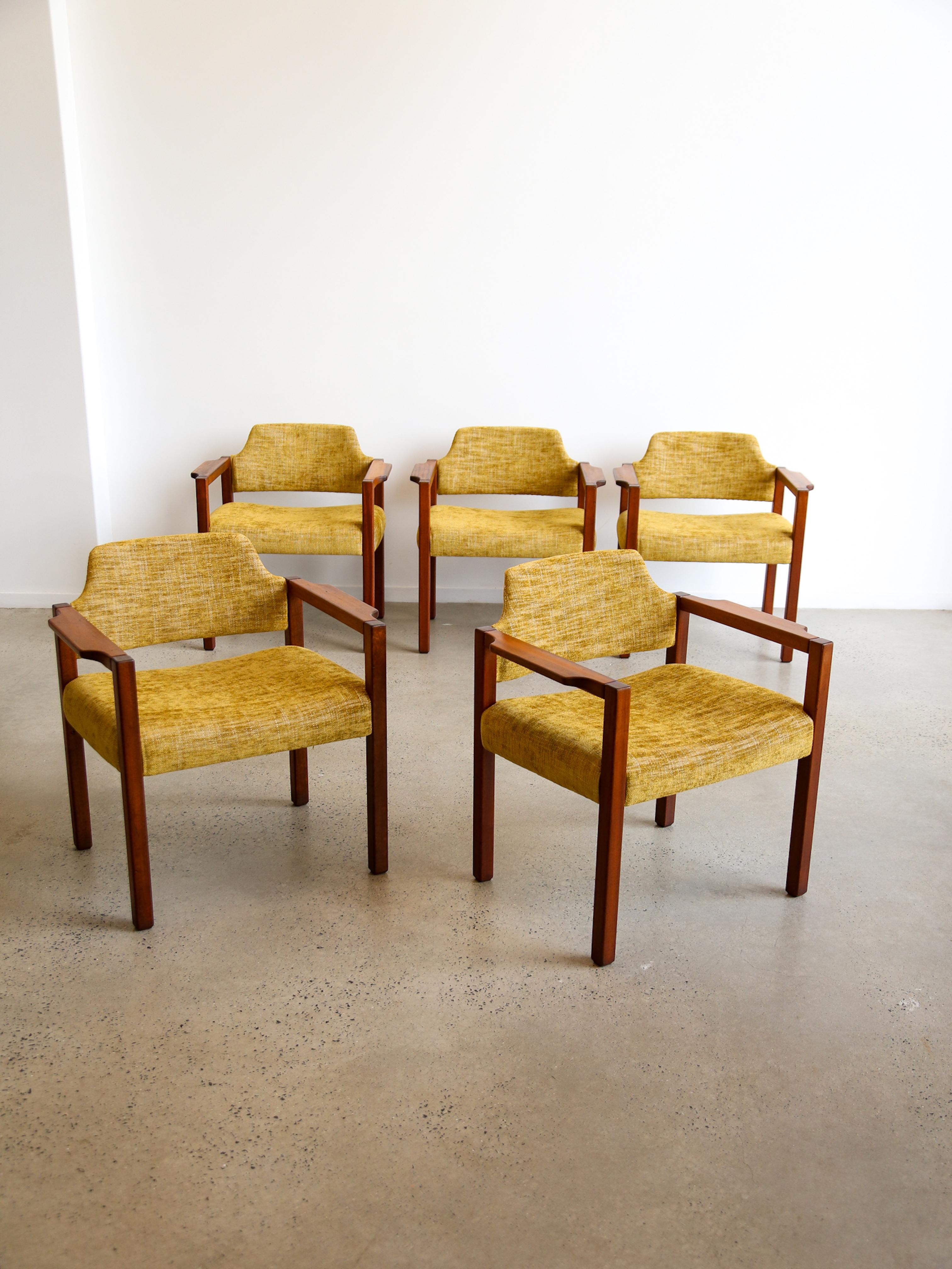 Ensemble de six fauteuils en hêtre et tissu par Umberto Brandigi pour Poltronova. 

Poltronova est une société de design italienne connue pour ses contributions au monde du mobilier et de la décoration d'intérieur modernes et contemporains. Fondée