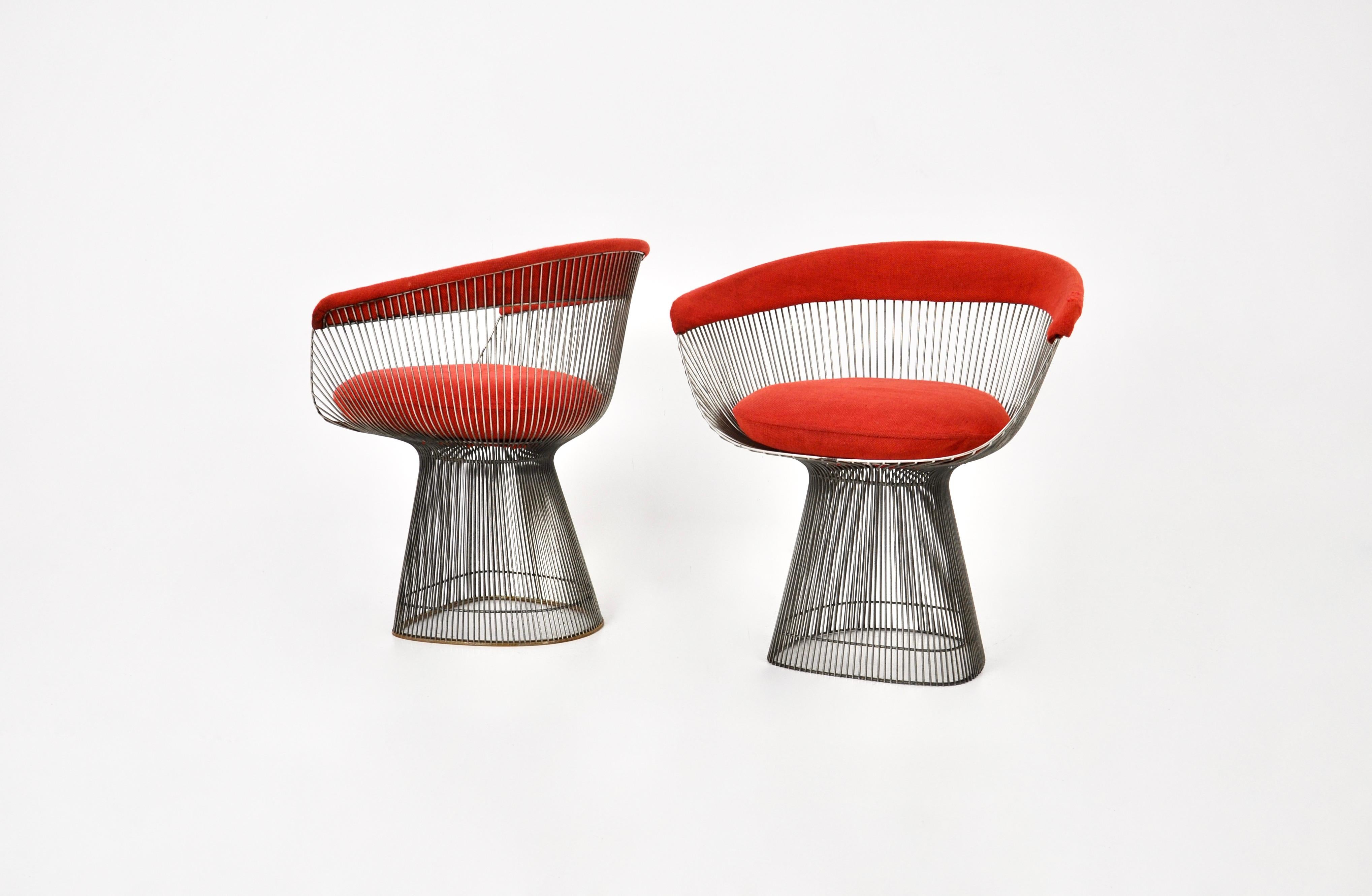 Pair of Chairs by Warren Platner in metal and with original red fabric. Knoll edition. Seat height: 47 cm. Wear due to time and age of the armchair.