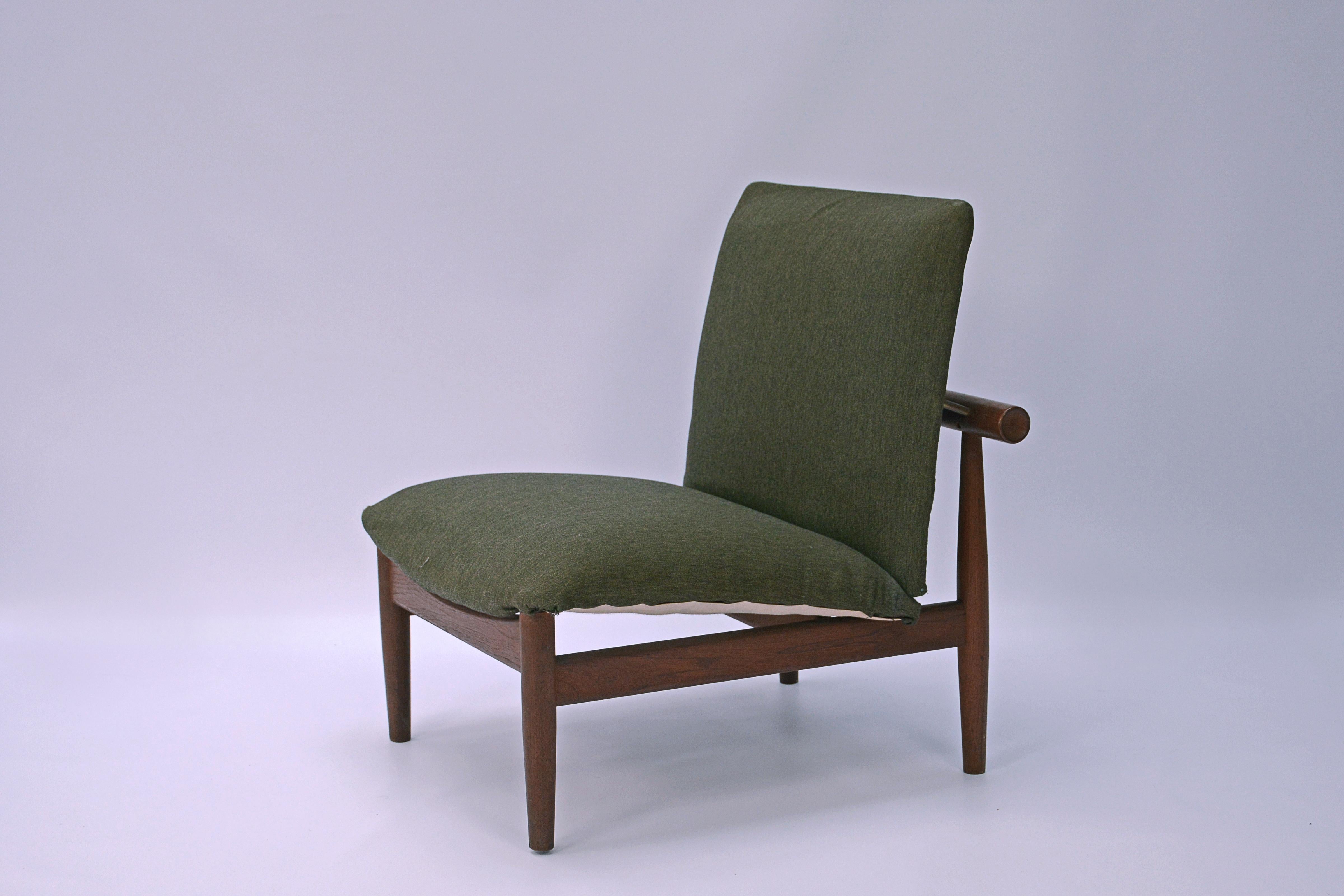 Sessel entworfen von Finn Juhl, aus massivem Teakholz und beide sind in ihrer ursprünglichen Polsterung. Finn Juhls Zusammenarbeit mit dem Möbelhersteller France & Son führte zu einer Reihe von Möbeln, die sich gut für die industrielle Produktion