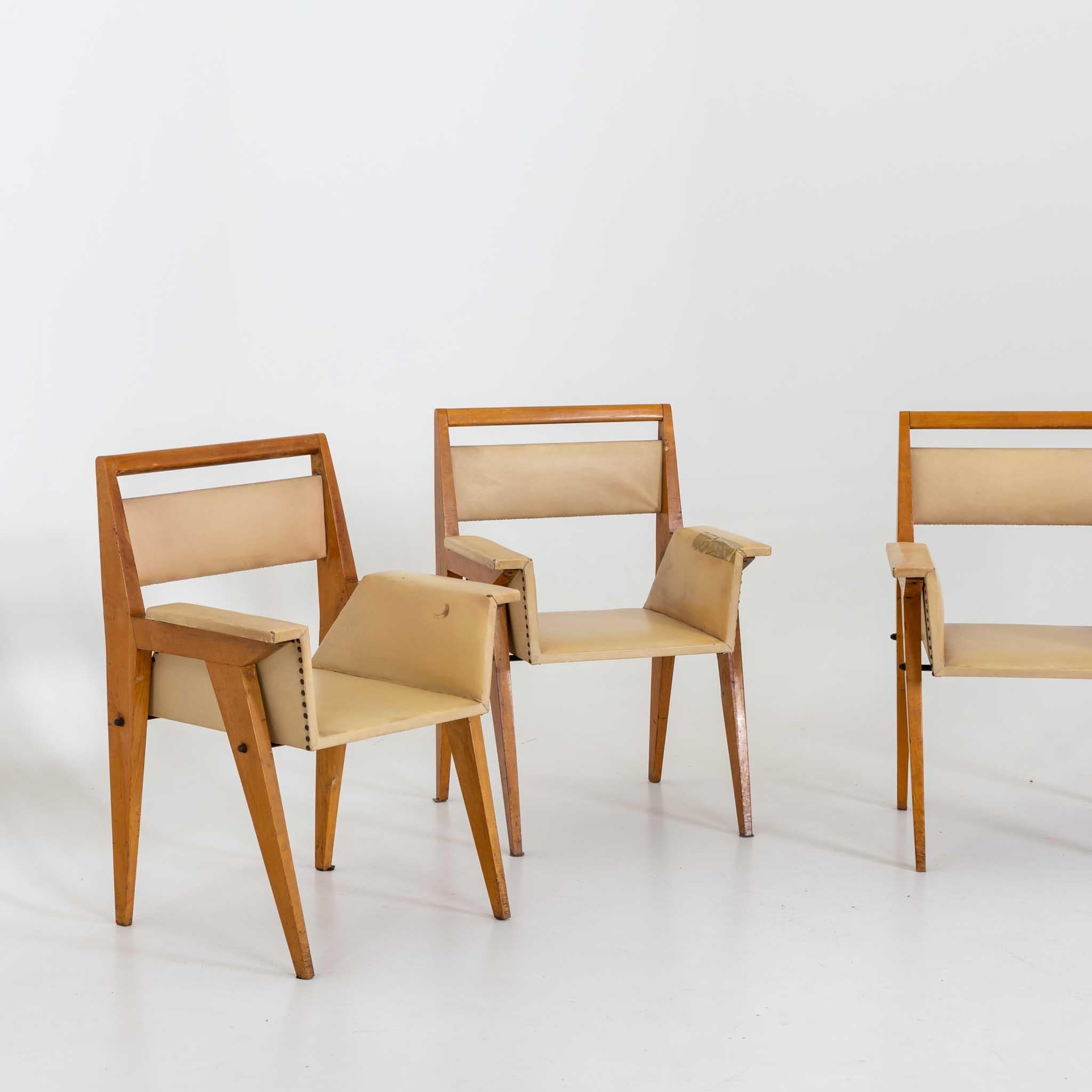 Ensemble de trois fauteuils tapissés en similicuir jaune sur une structure en bois. Signes d'âge et d'utilisation. Conçu au milieu du 20e siècle pour un studio de l'architecte Vittorio Armellini. Les plans originaux sont disponibles. Etat non