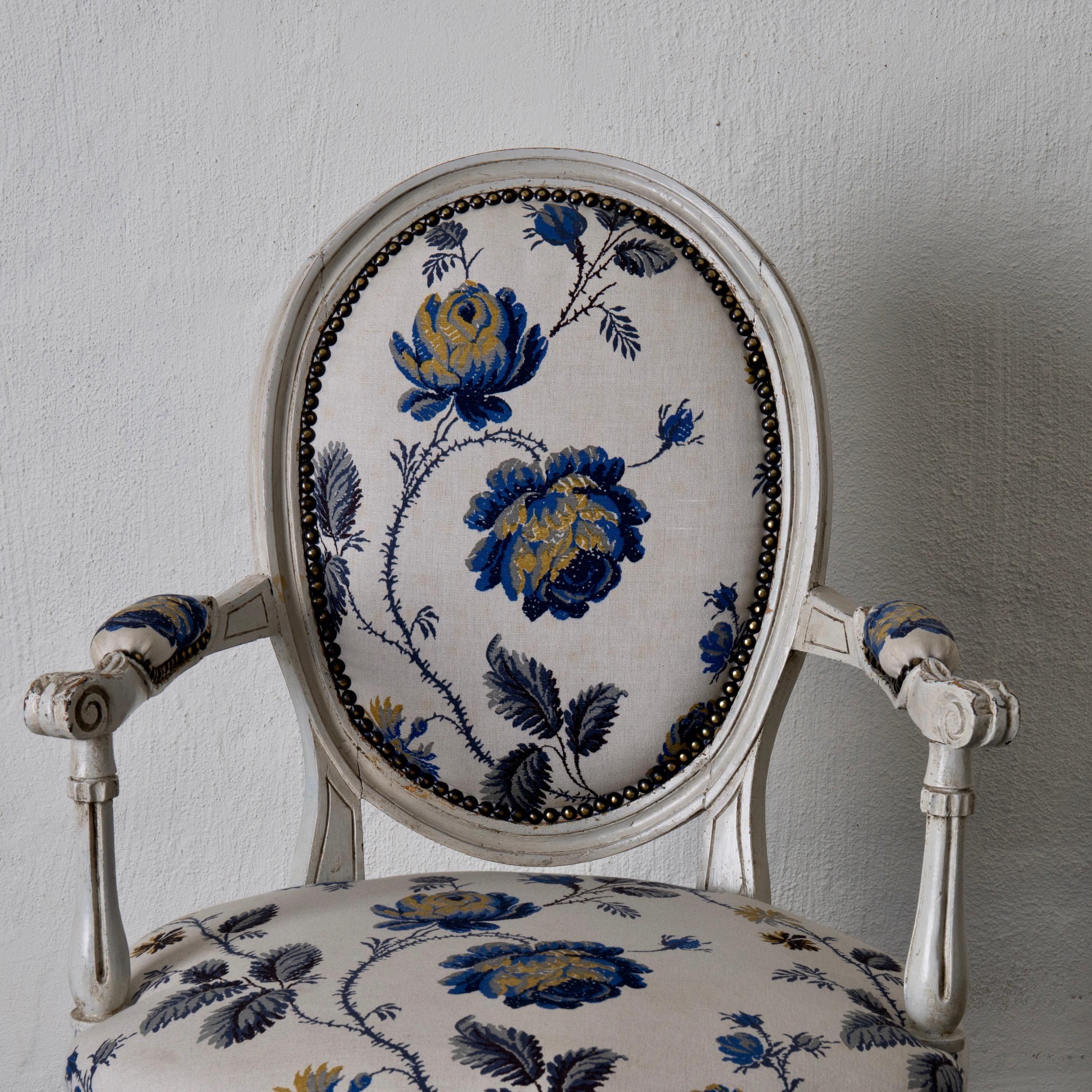 Sessel aus weißem und blauem geblümtem Stoff aus der französischen Louis XVI-Periode (Französisch) im Angebot