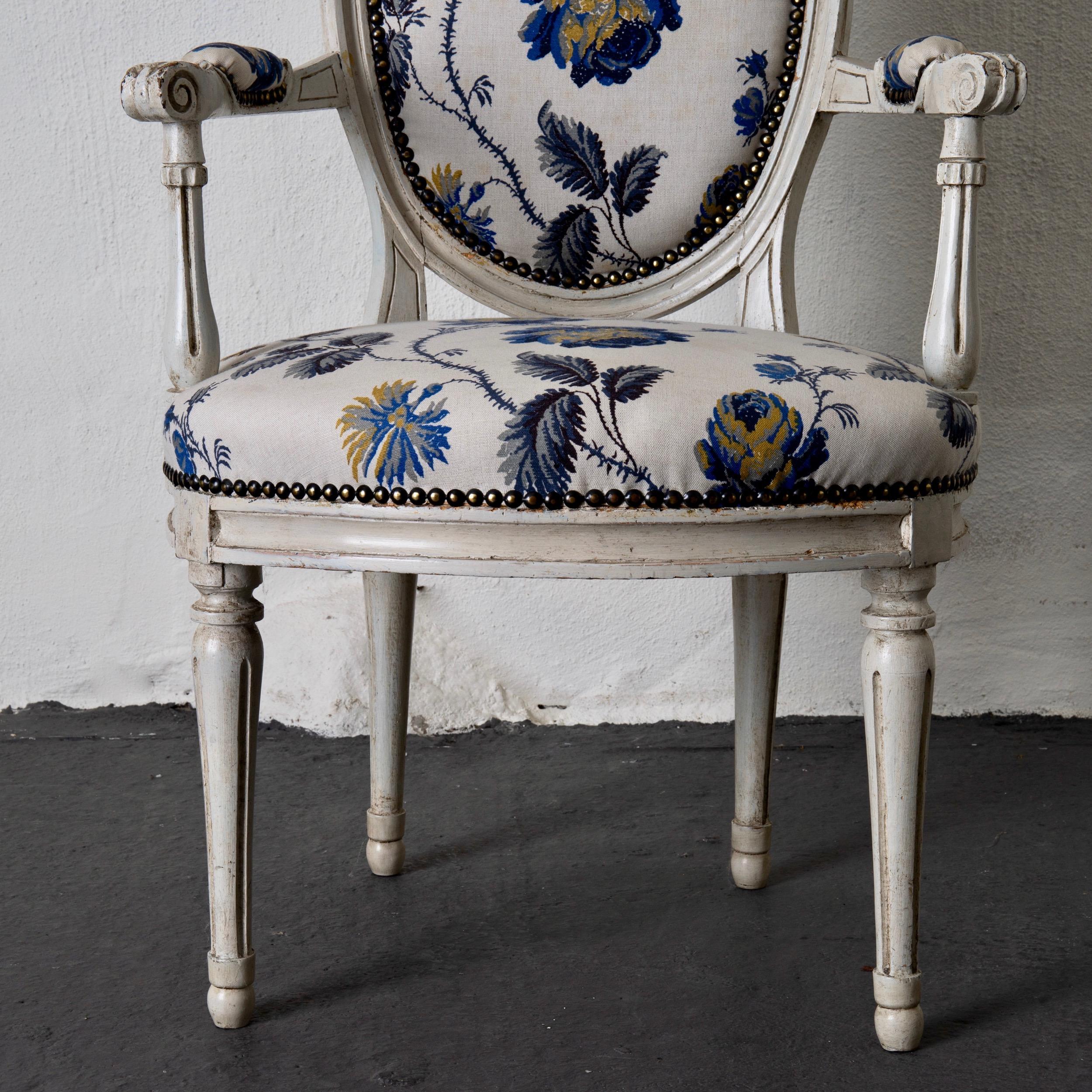 Sessel aus weißem und blauem geblümtem Stoff aus der französischen Louis XVI-Periode (Handbemalt) im Angebot
