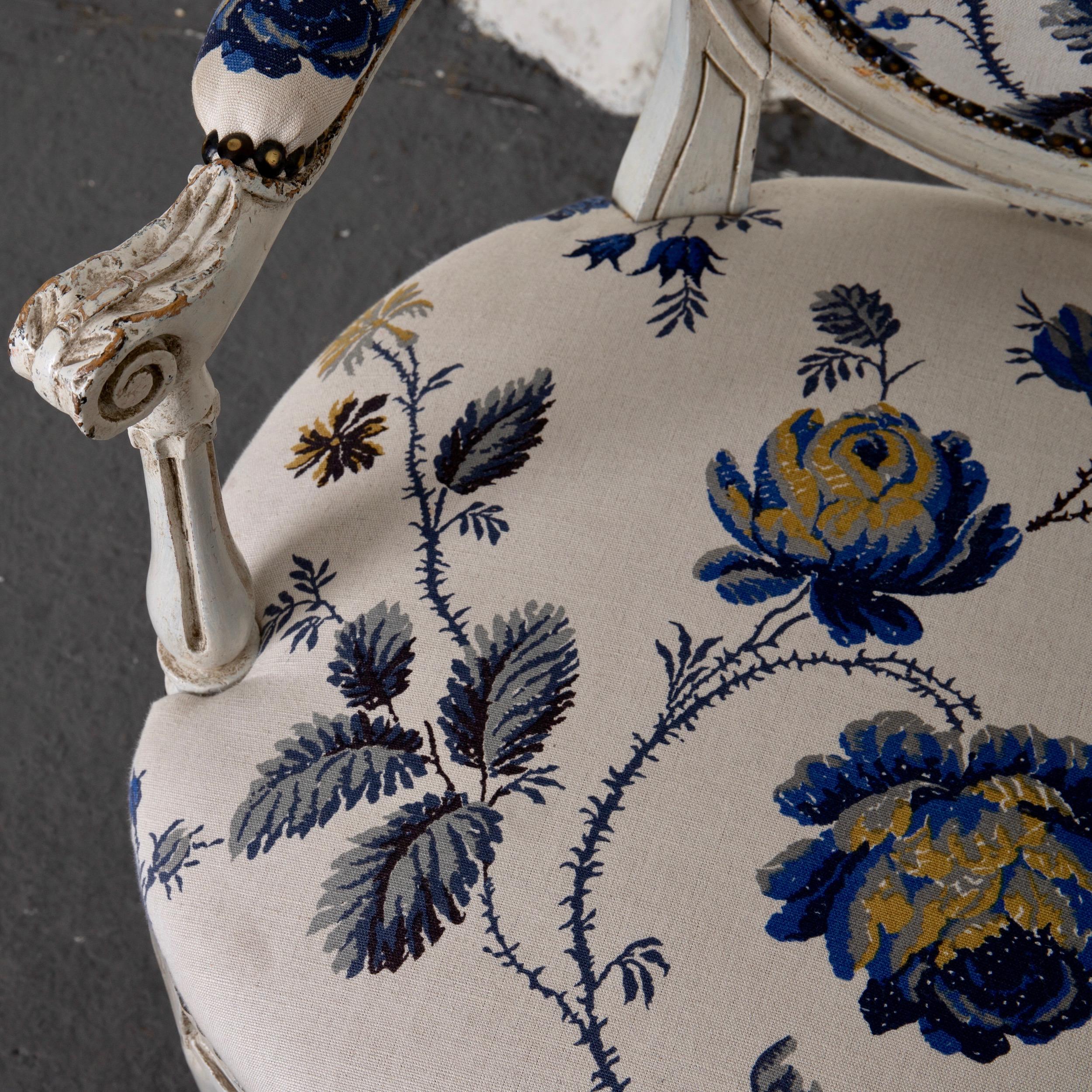 Sessel aus weißem und blauem geblümtem Stoff aus der französischen Louis XVI-Periode im Zustand „Gut“ im Angebot in New York, NY