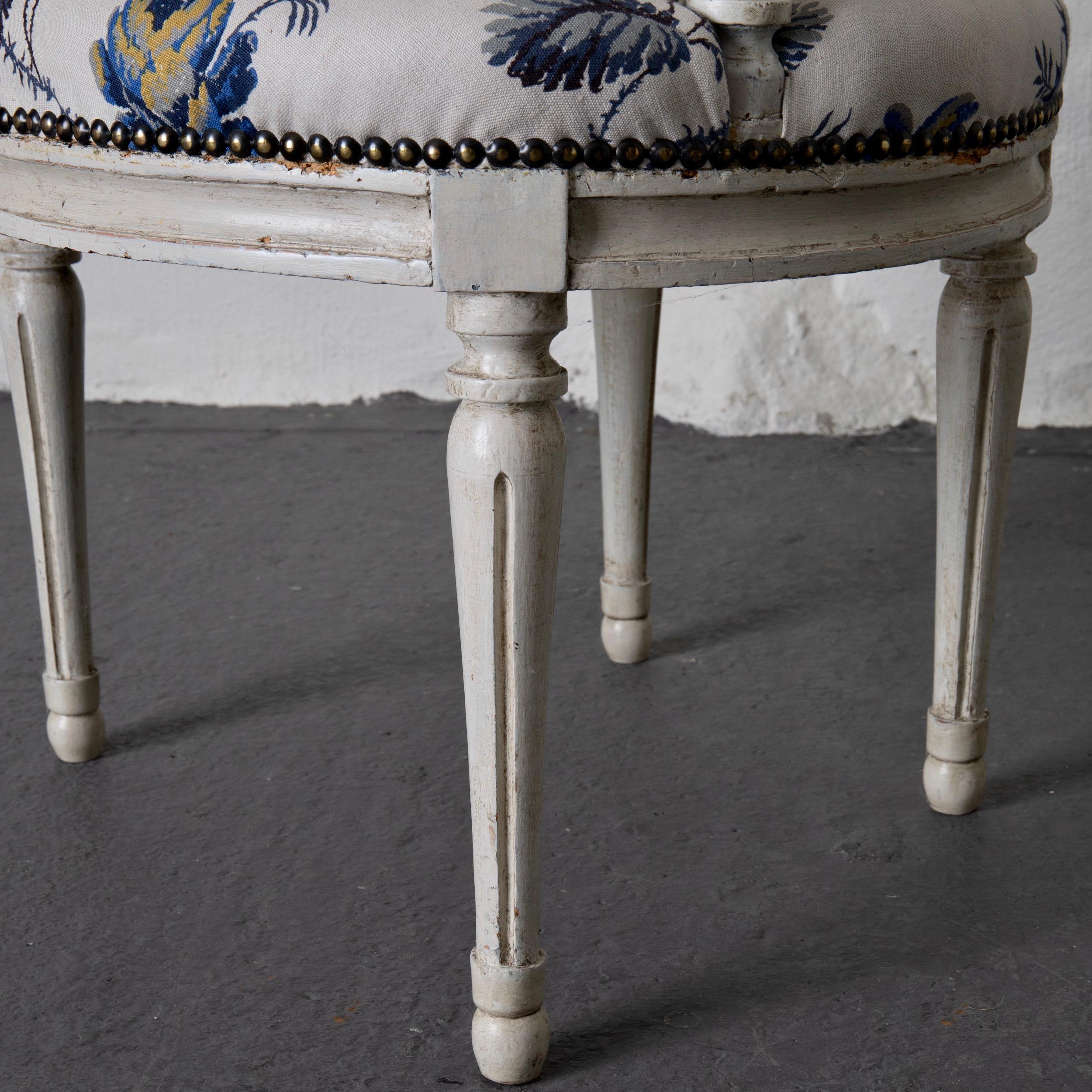 Sessel aus weißem und blauem geblümtem Stoff aus der französischen Louis XVI-Periode (Holz) im Angebot