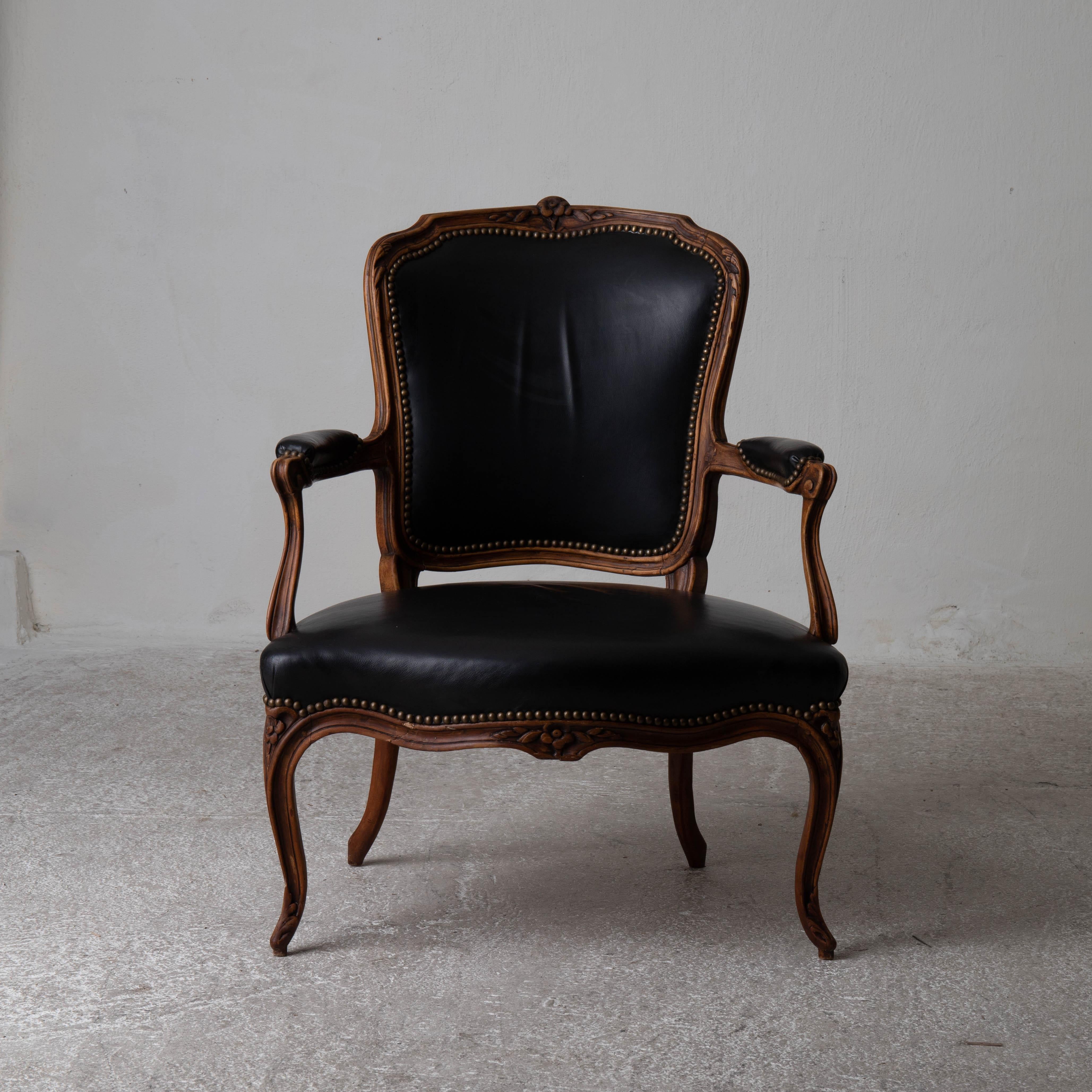 Armchairs French Rococo Period 18th Century Brown Frame Black Leather France For Sale 8
