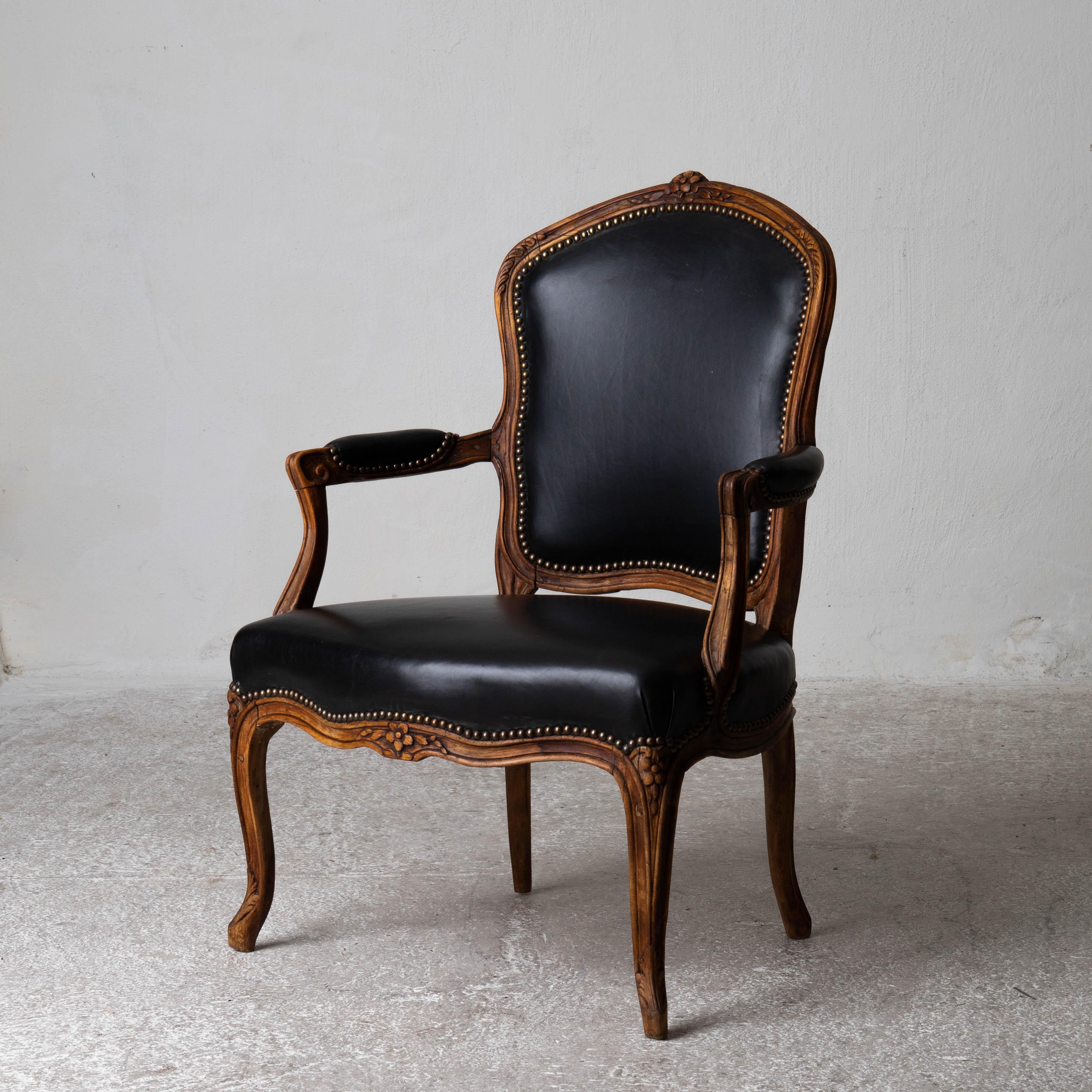 Armchairs French Rococo Period 18th Century Brown Frame Black Leather France In Good Condition For Sale In New York, NY