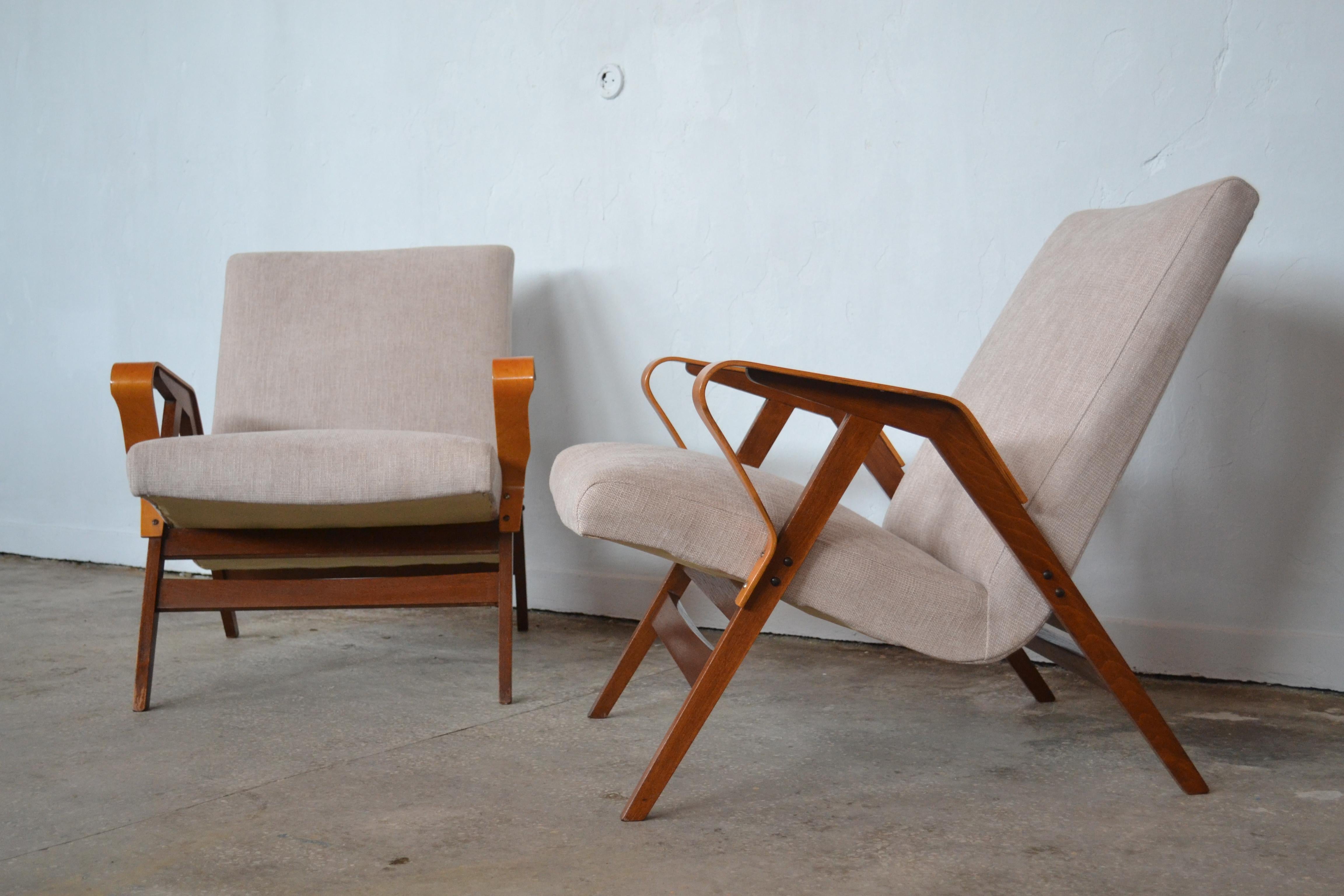 - Pair of Tatra Nabytok armchairs from the 1960s
- Seats have been reupholstered
- Structures in original condition and in a 1960s style.