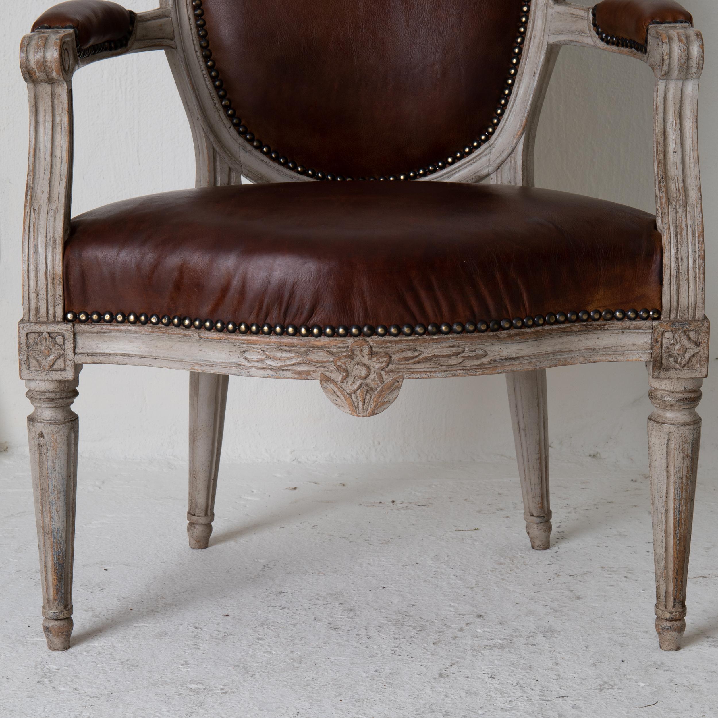 Sessel Gustavian 1780-1800 Schwedisch Graues Gestell Braunes Leder Schweden im Angebot 7