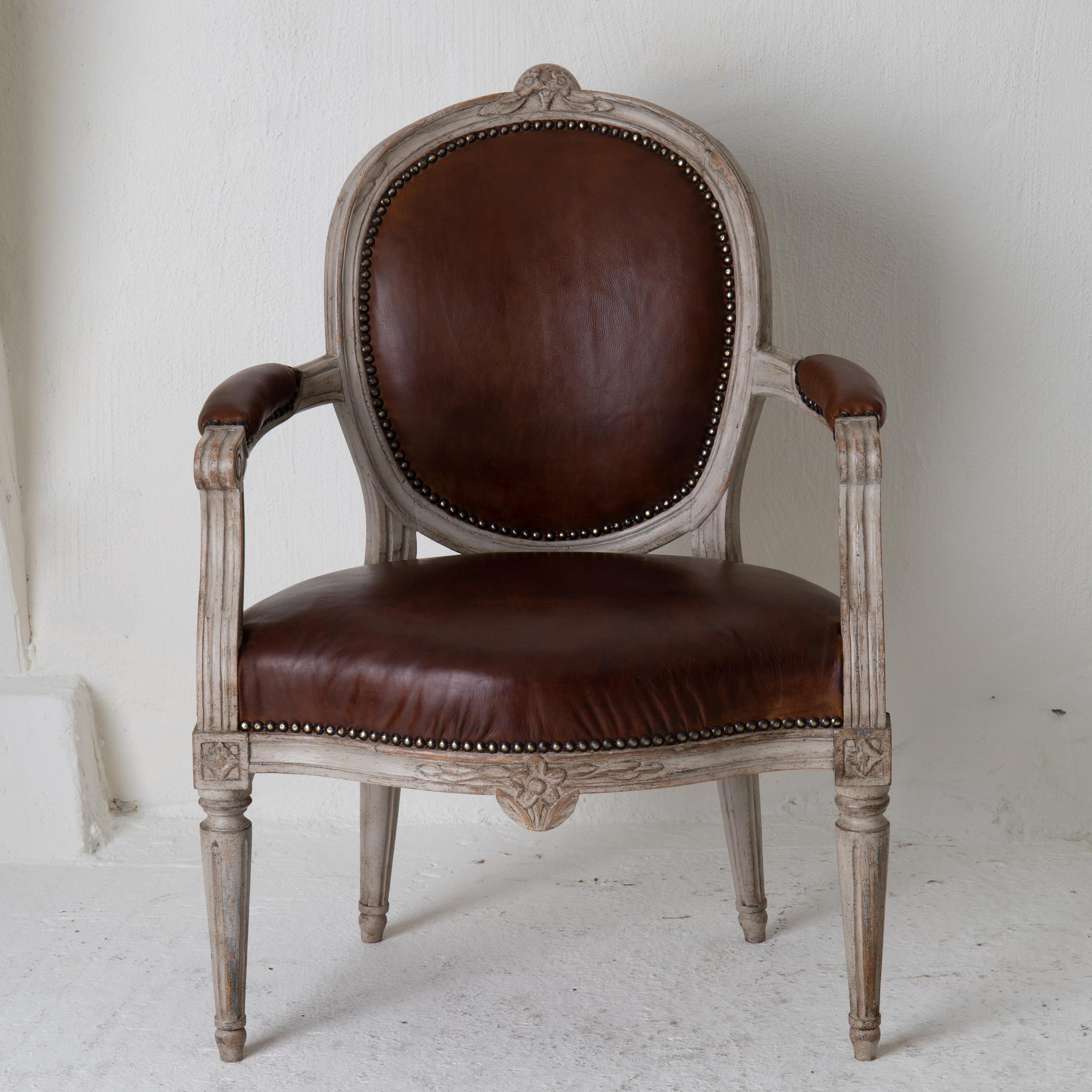 Sessel Gustavian 1780-1800 Schwedisch Graues Gestell Braunes Leder Schweden im Angebot 9