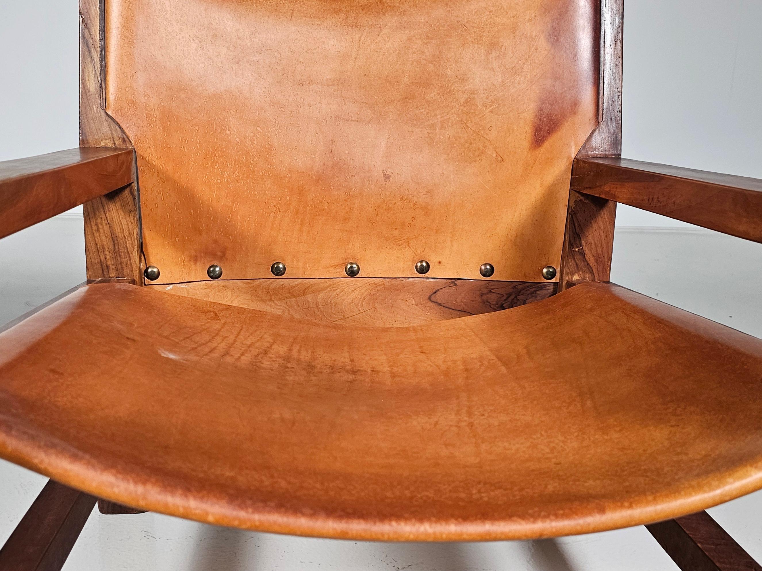 Sessel aus cognag-Leder und olivfarbenem Holz, Frankreich, 1970er Jahre im Angebot 5