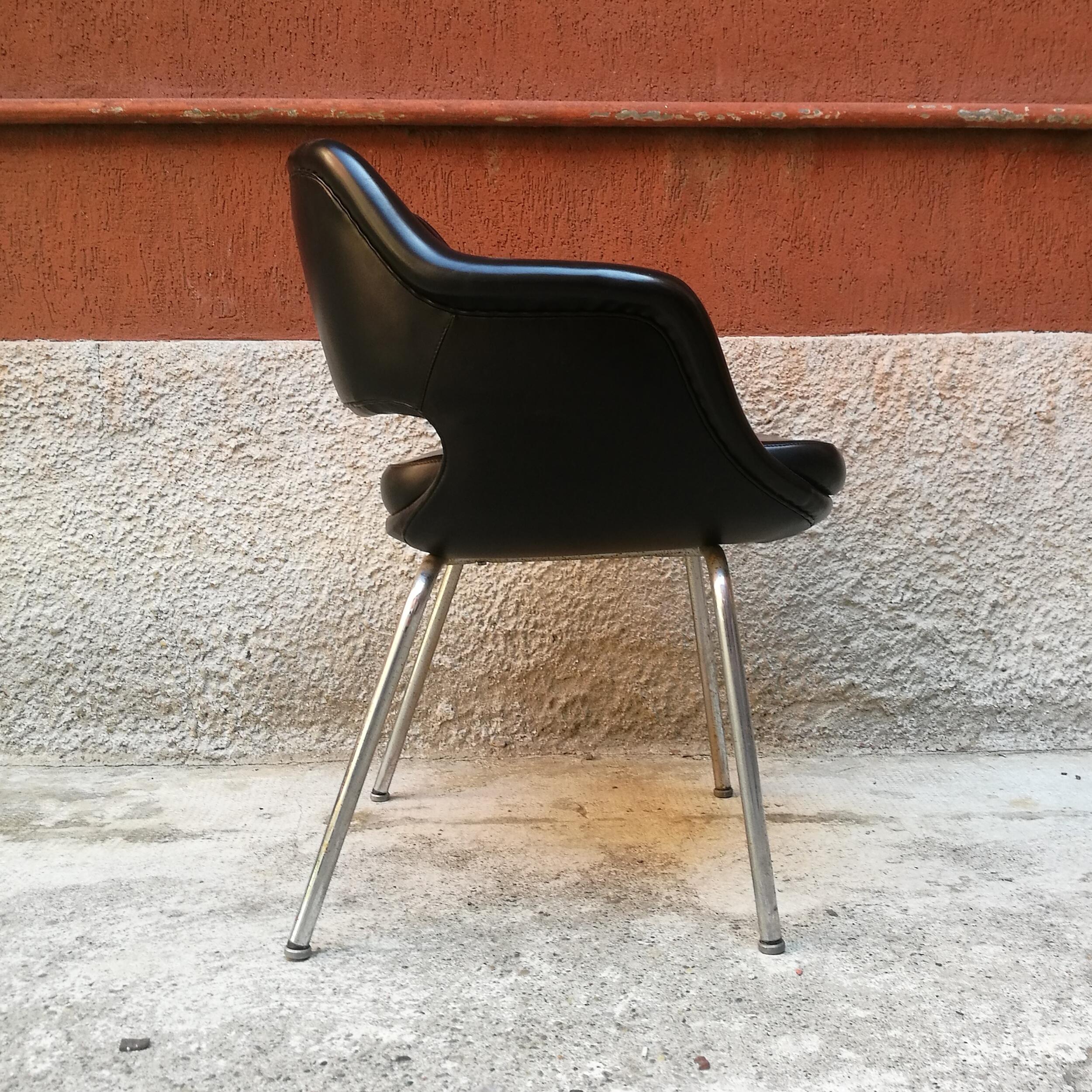 Italian mid century modern black leather armchair by Cassina, 1960s In Good Condition In MIlano, IT
