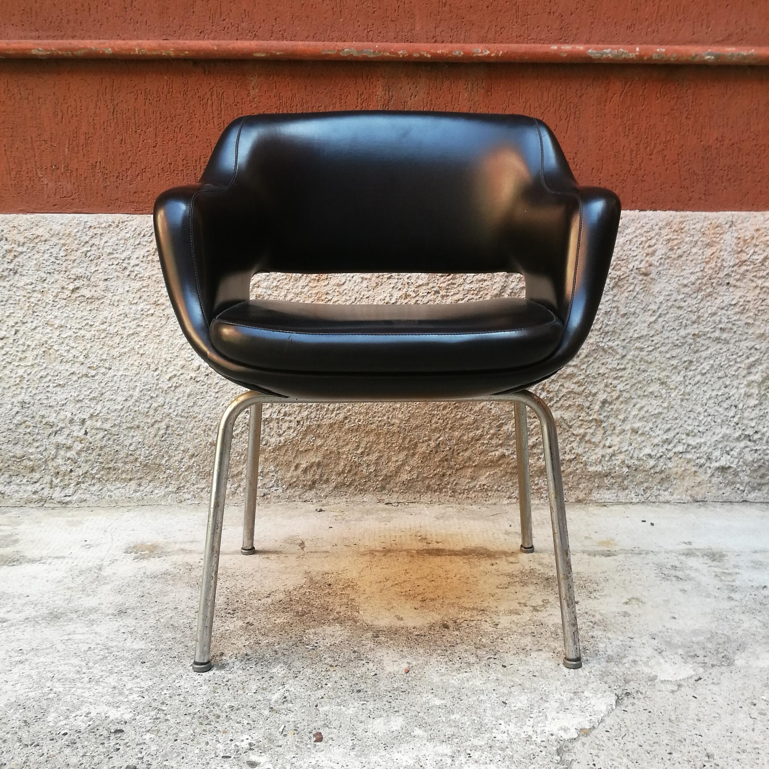Italian mid century modern black leather armchair by Cassina, 1960s 2