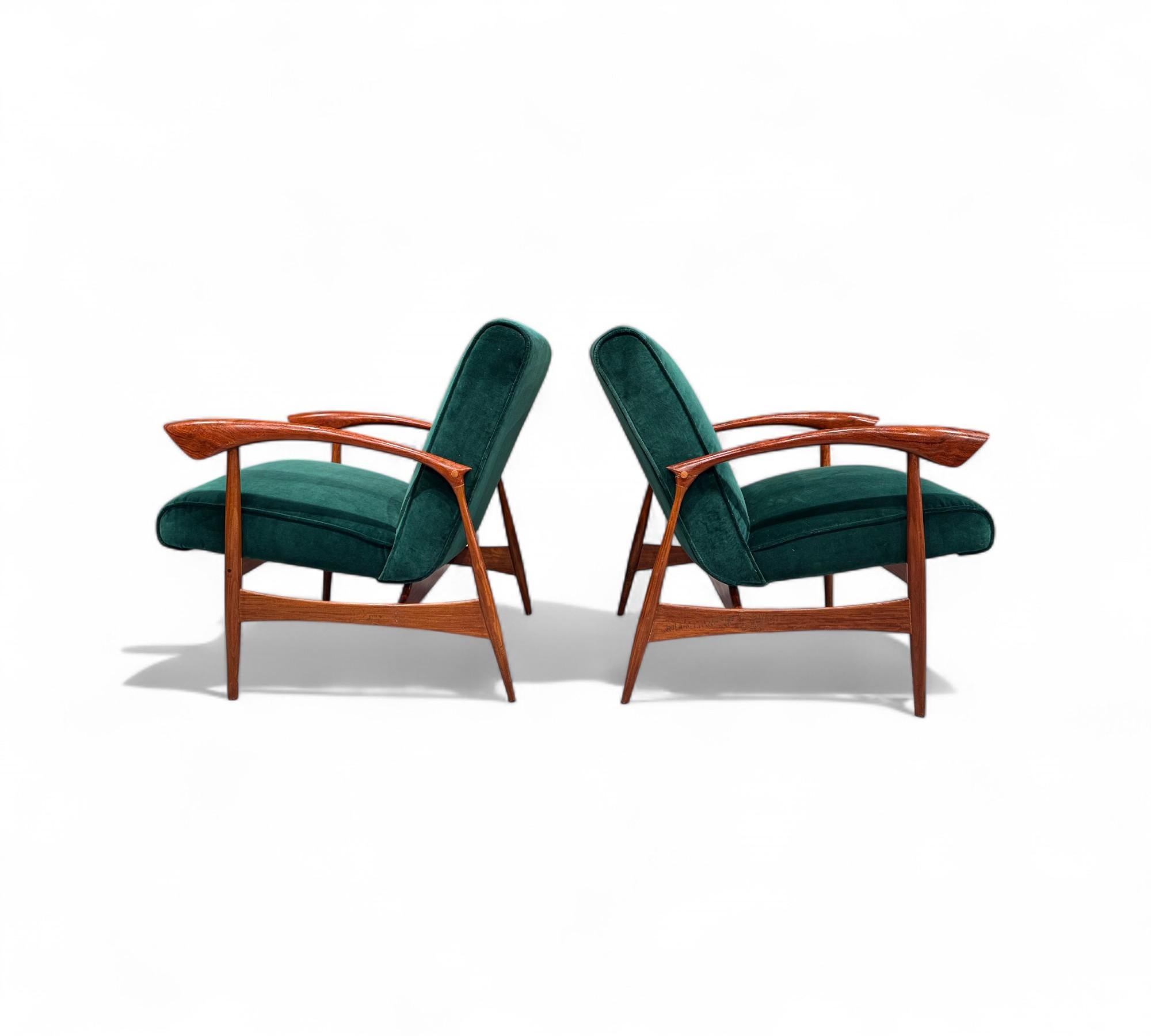 Sessel aus Hartholz und grünem Samt, Liceu De Artes, 1960er Jahre - Lot 513A (Moderne der Mitte des Jahrhunderts) im Angebot