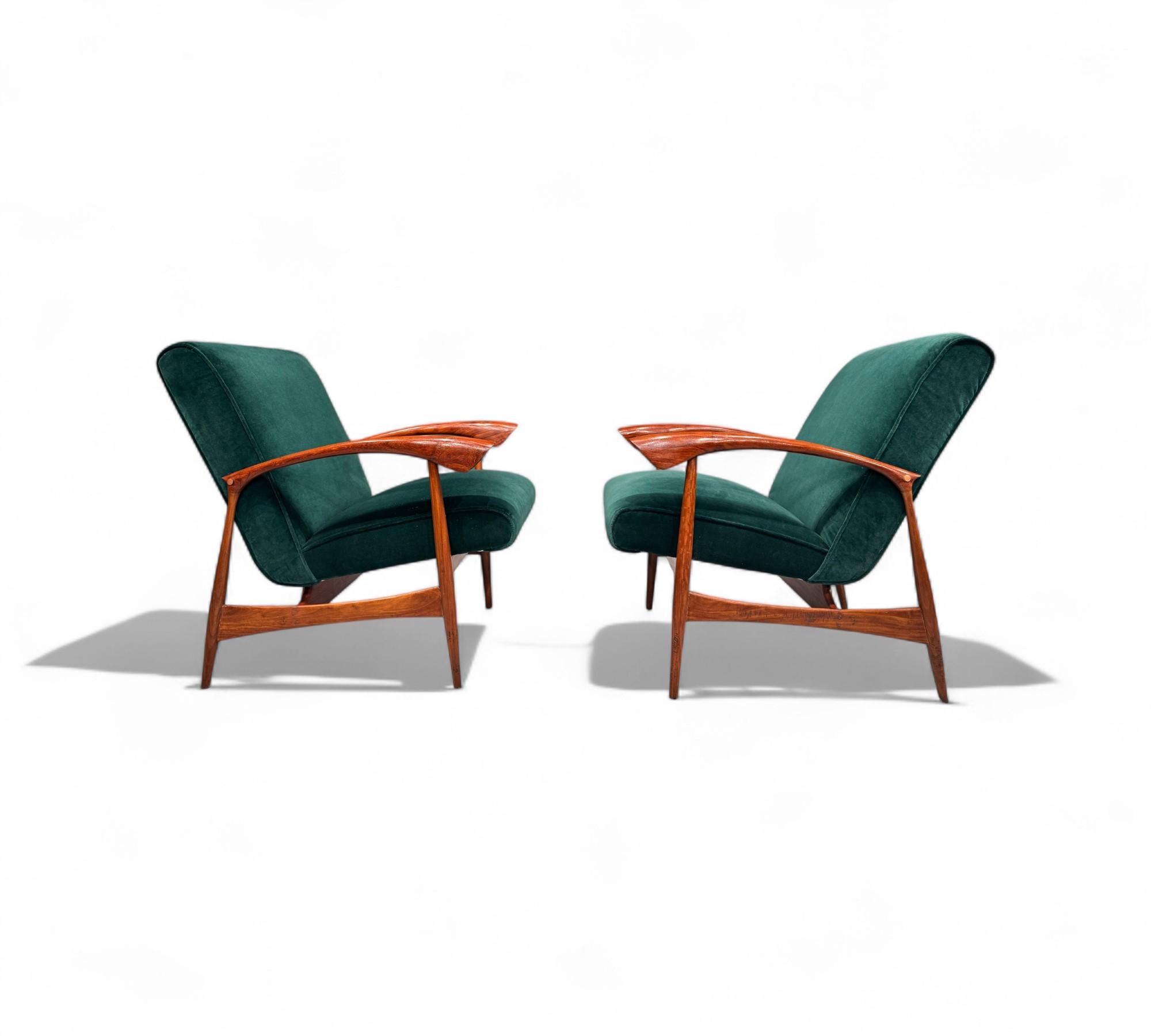 Sessel aus Hartholz und grünem Samt, Liceu De Artes, 1960er Jahre - Lot 513A im Zustand „Gut“ im Angebot in New York, NY