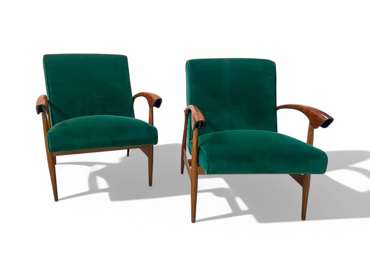 This sensational pair of armchairs was designed by Liceu de Artes e Oficios in Brazil during the 60s and features a structure made in hardwood, four curved legs and armrests in hardwood and a super soft green velvet.

What makes this set truly