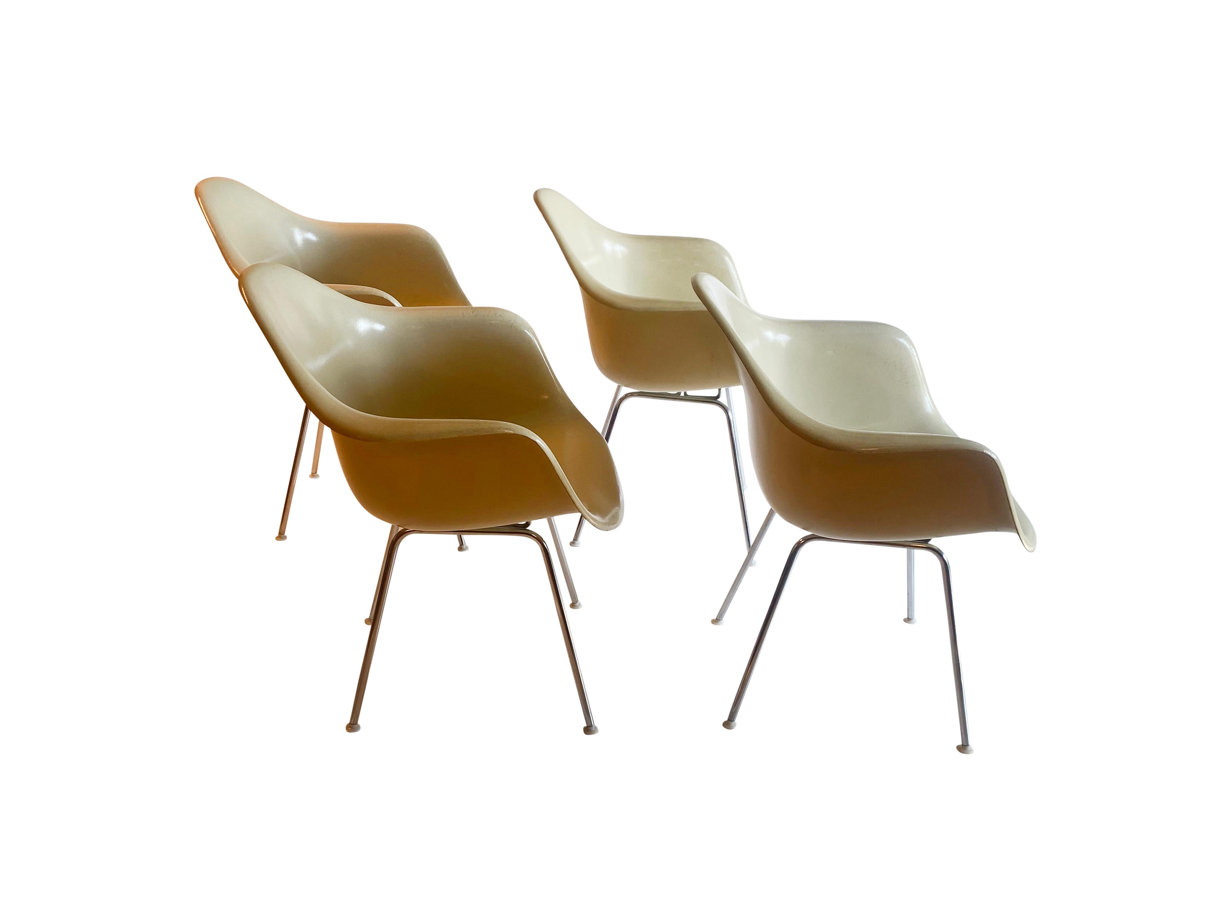 Un bel ensemble de quatre fauteuils en fibre de verre conçus par Charles et Ray Eames pour Herman Miller. Proposé en blanc cassé.
La hauteur des accoudoirs est de 65 cm.

L'une des conceptions les plus reconnues du mouvement de design moderne