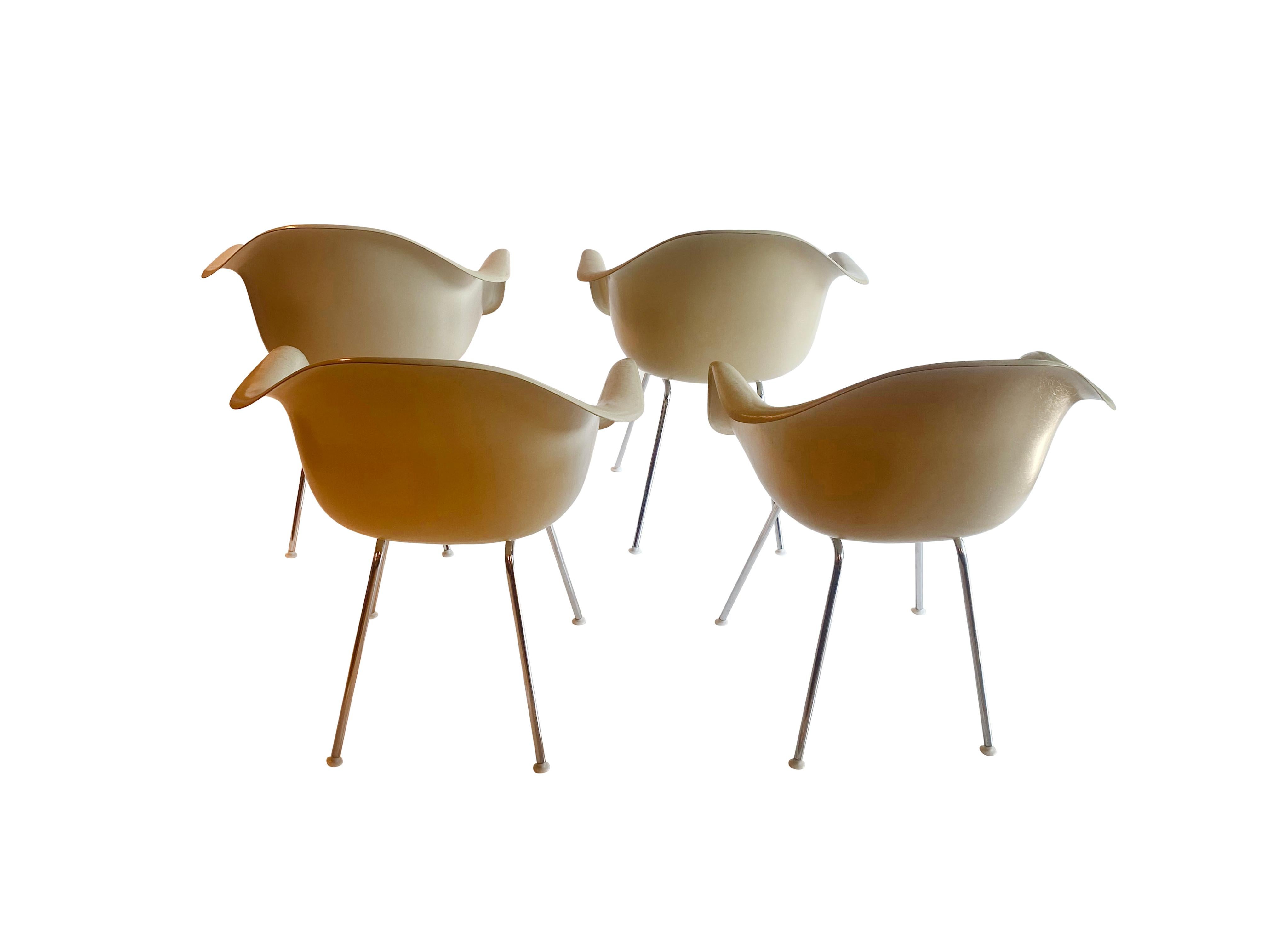 Fauteuils en blanc cassé de Charles Eames pour Herman Miller Mid-Century Modern Bon état - En vente à WIJCKEL, NL