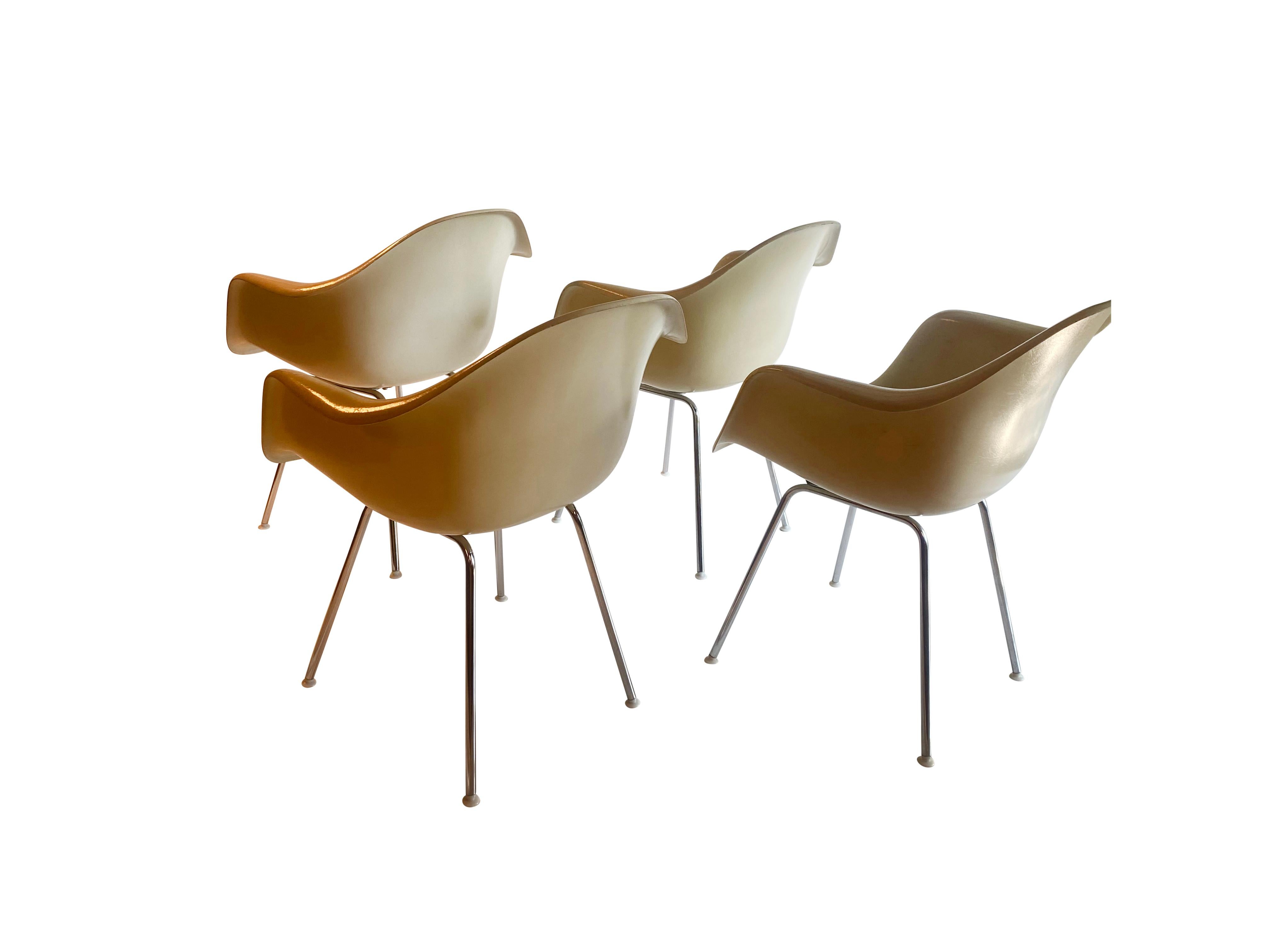 20ième siècle Fauteuils en blanc cassé de Charles Eames pour Herman Miller Mid-Century Modern en vente