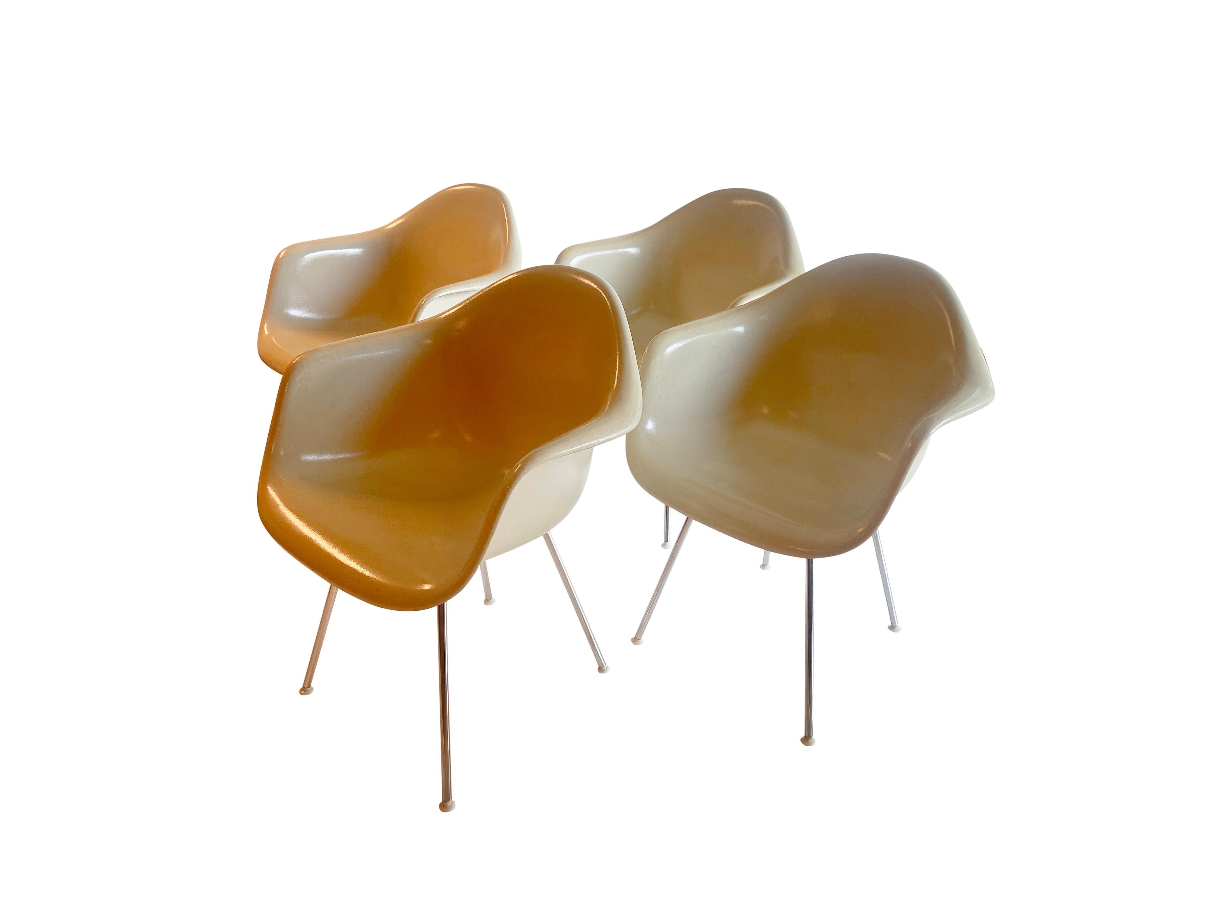 Fauteuils en blanc cassé de Charles Eames pour Herman Miller Mid-Century Modern en vente 1