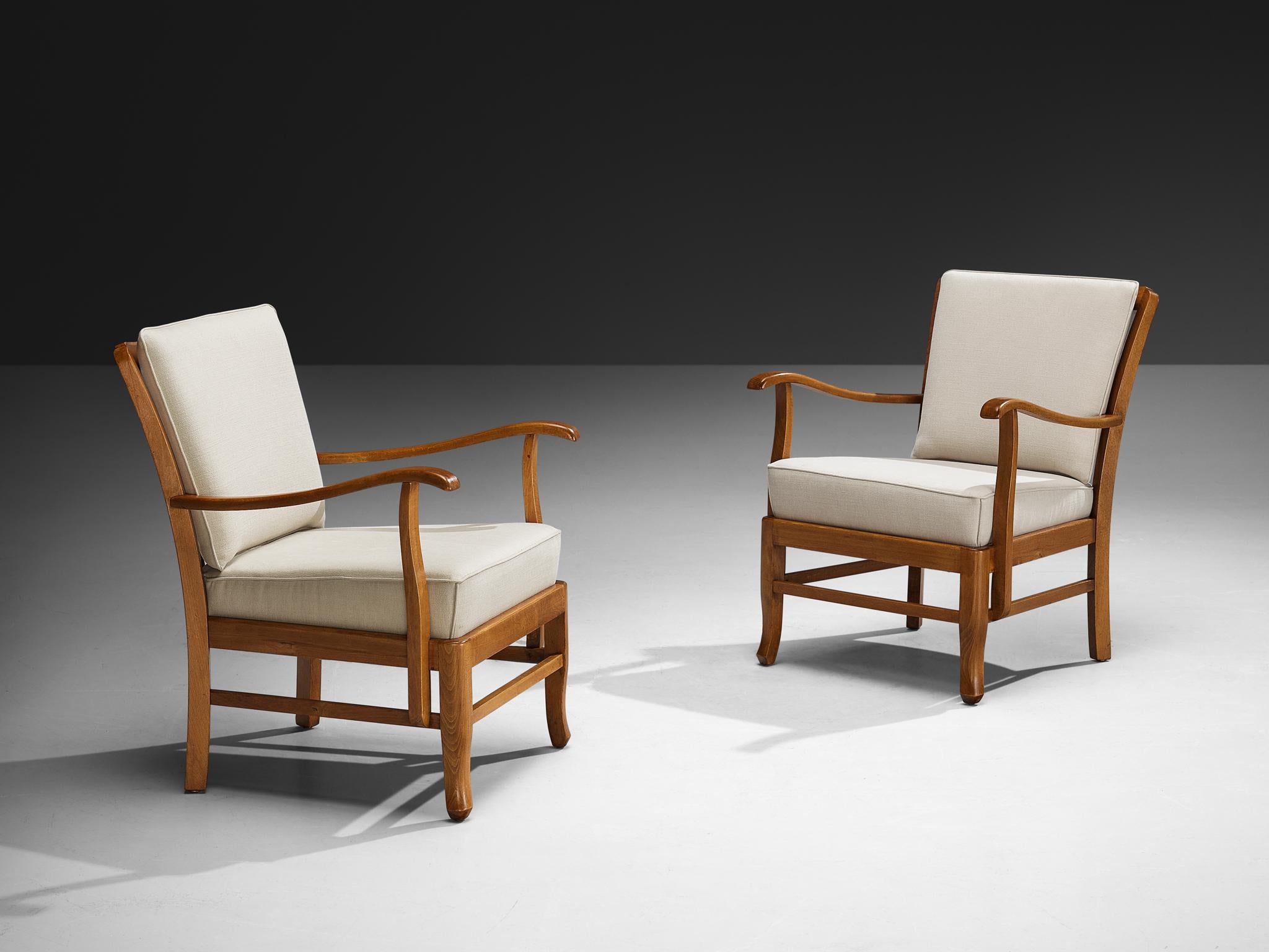 Sillones, haya, tela, Europa, Años 50

Estos sofisticados sillones encarnan la elegancia atemporal, fabricados en los años 50 con atención al detalle. Fabricados en madera de haya de tonos cálidos, sus brazos graciosamente curvados y sus patas
