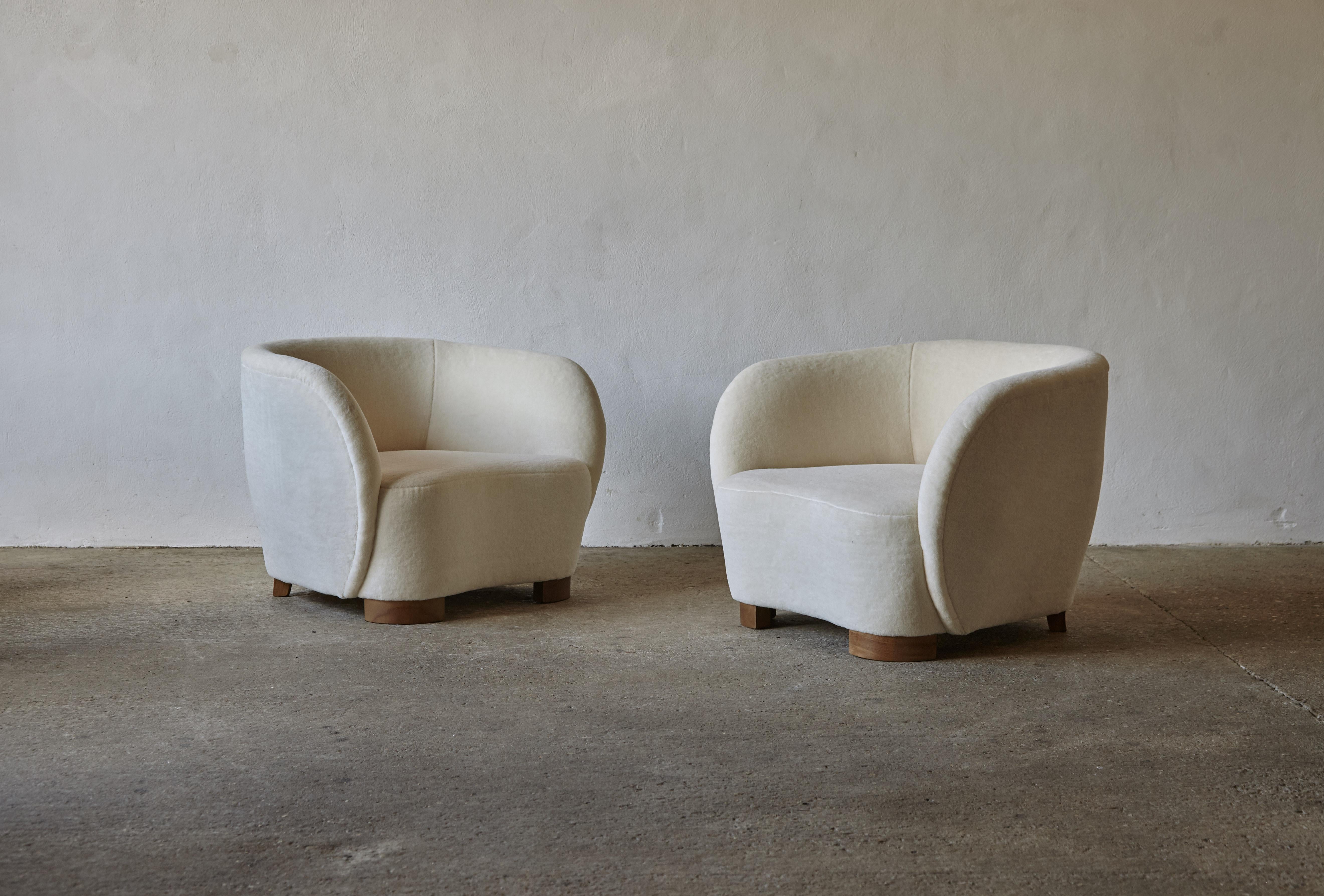 A beautiful pair of armchairs, in the style of Flemming Lassen / Viggo Boesen, upholstered in a new premium white (with a hint of cream) pure Alpaca fabric. Priced and sold as a pair together. Fast shipping worldwide.


