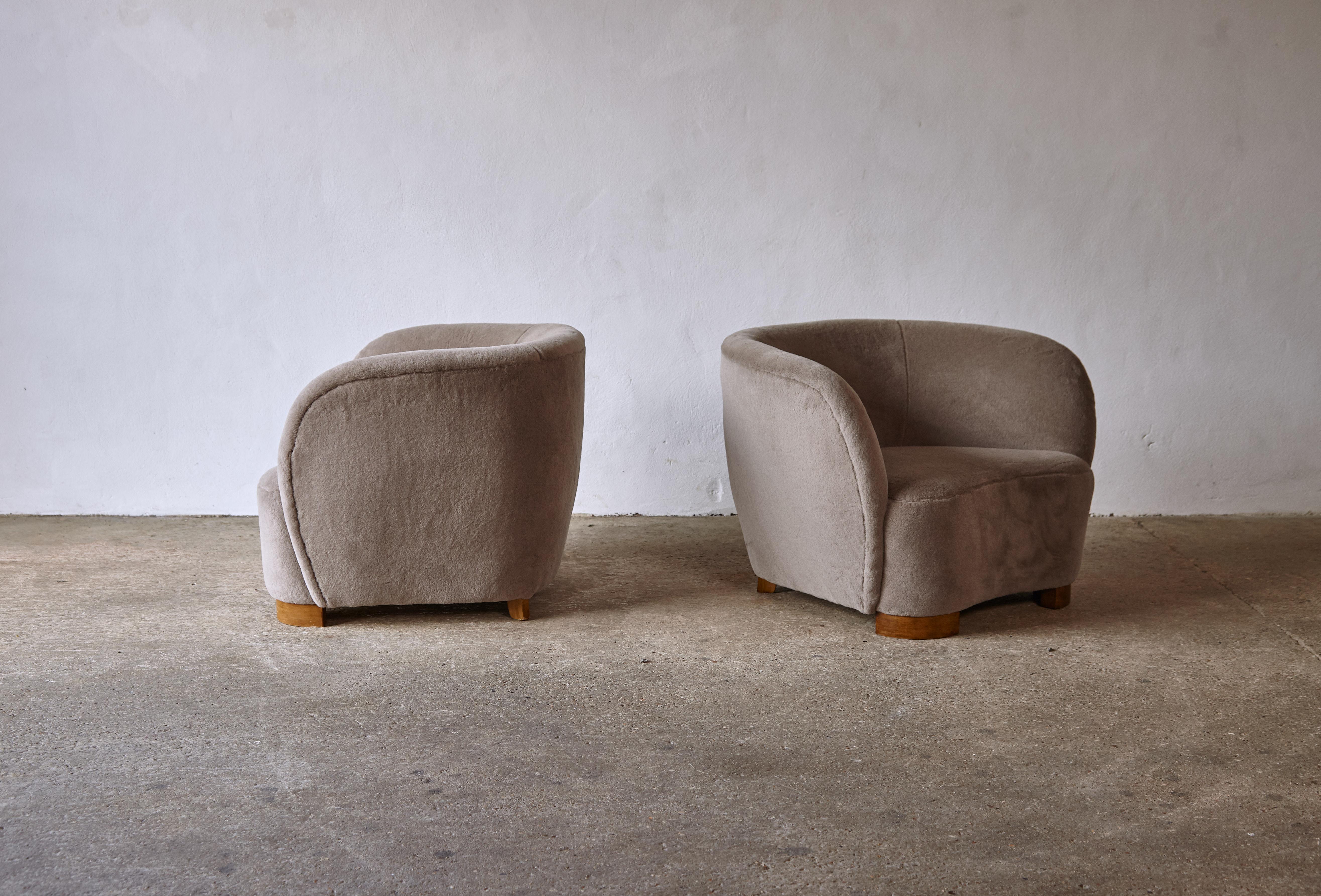 A beautiful pair of armchairs, in the style of Flemming Lassen / Viggo Boesen, upholstered in a new premium grey (with a hint of brown) pure Alpaca fabric. Priced and sold as a pair together. Fast shipping worldwide.



