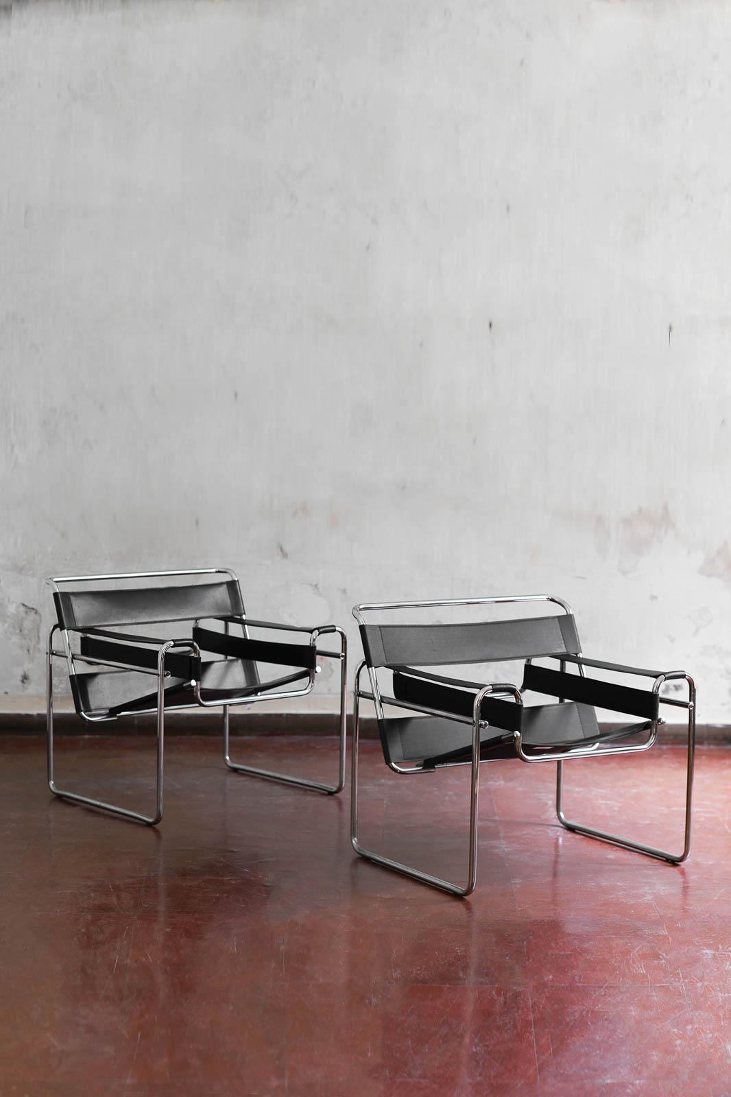 Satz von 2 Sesseln im Wassily-Stil von Marcel Breuer, aus Leder und Metall, 1970.
Abmessungen: 78B x 74H x 67T cm
MATERIAL: Metall, Leder.