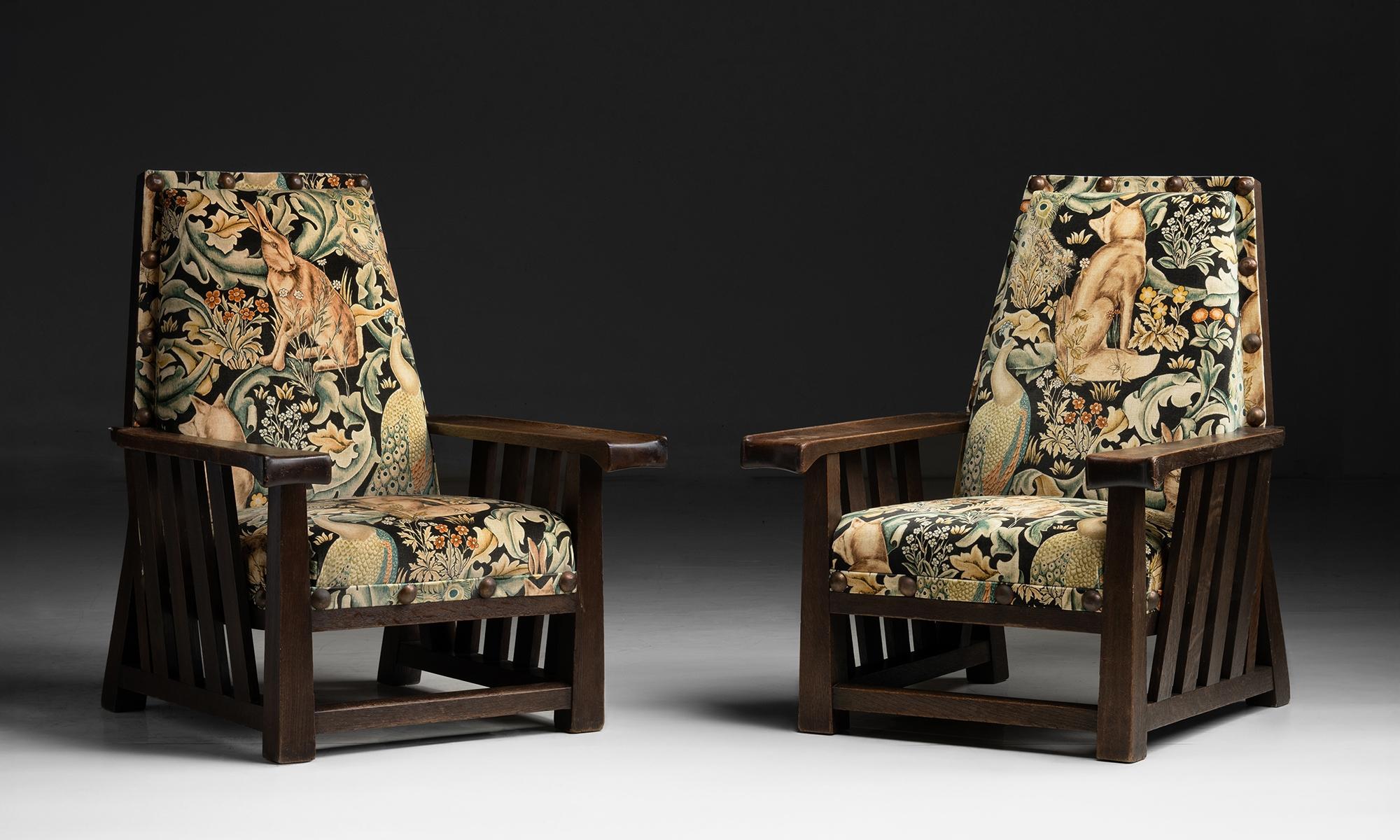 Sessel aus William-Morris-Samt
England um 1900
Massive Sessel im Arts & Crafts-Stil mit Seiten aus Eichenholz mit Lattenrost und originalen Messingbeschlägen, entworfen von Leonard Wyburd. Neu gepolstert mit Forest Velvet von William Morris.
33 