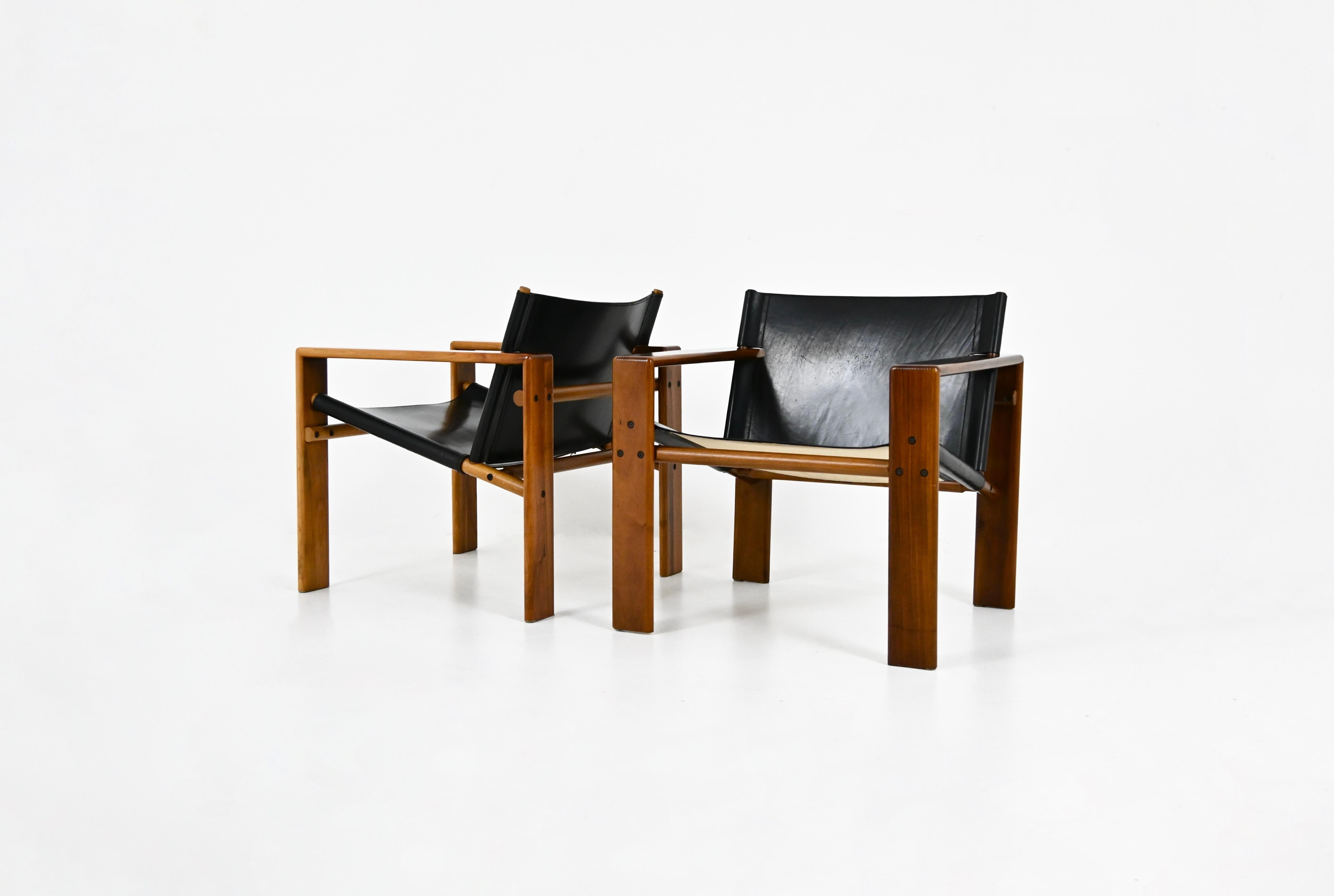 Paar schwarze leder und holz Lounge stühle von Tarcisio Colzani , Modell: Laser. Sitzhöhe: 41 cm. Abnutzung durch die Zeit und das Alter des Sessels.
FÜR DEN VERSAND, FRAGEN SIE UNS, UM DEN BESTEN PREIS ZU ERHALTEN
