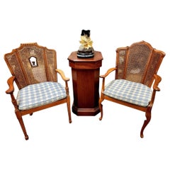 Fauteuils, dossier à canne de style Louis XVI. Fauteuils en bois sculpté, ensemble de deux