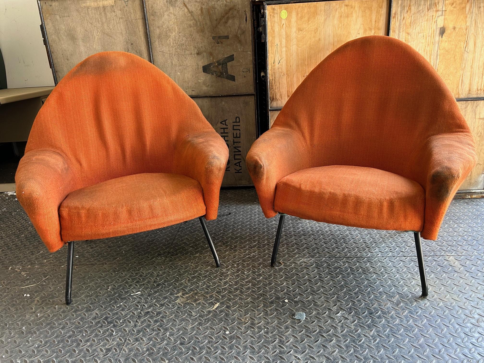 Armchairs model 770 by Joseph-André Motte for Steiner, 1958. Black metal-lacquered feet. To be reupholstered.
Matching sofa is available, but not included.