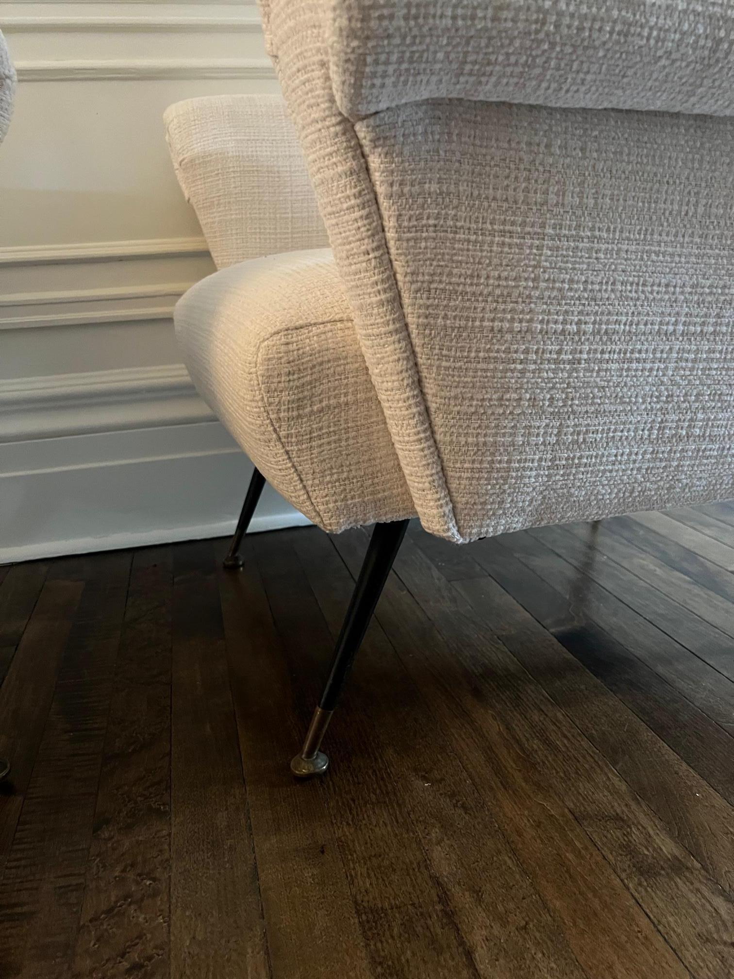 Mid-Century moderno Poltrone New Cream Textured Performance Upholstery in vendita