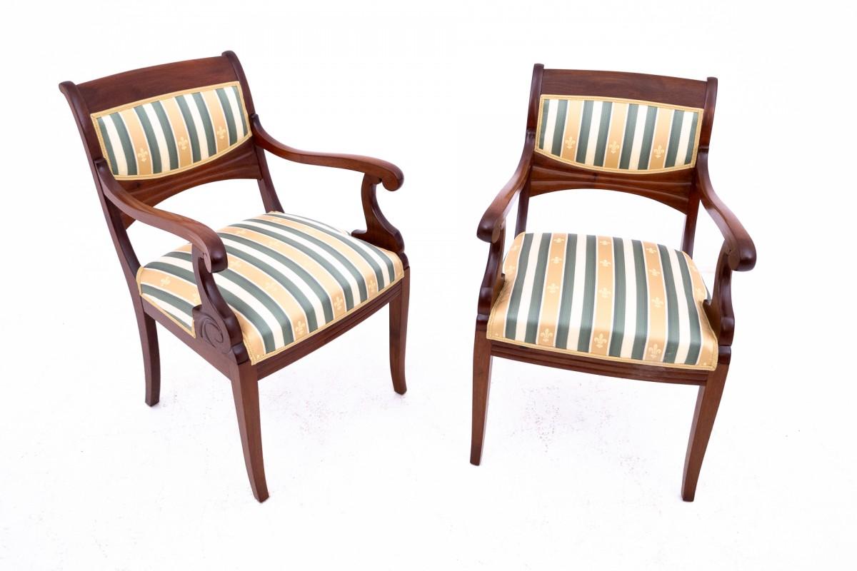 Paire de fauteuils anciens de la fin du 19e siècle.

Mobilier en très bon état, rénové par des professionnels. Les assises et les dossiers des sièges ont été recouverts d'un nouveau tissu.

Dimensions : hauteur 89 cm / hauteur d'assise. 48 cm /