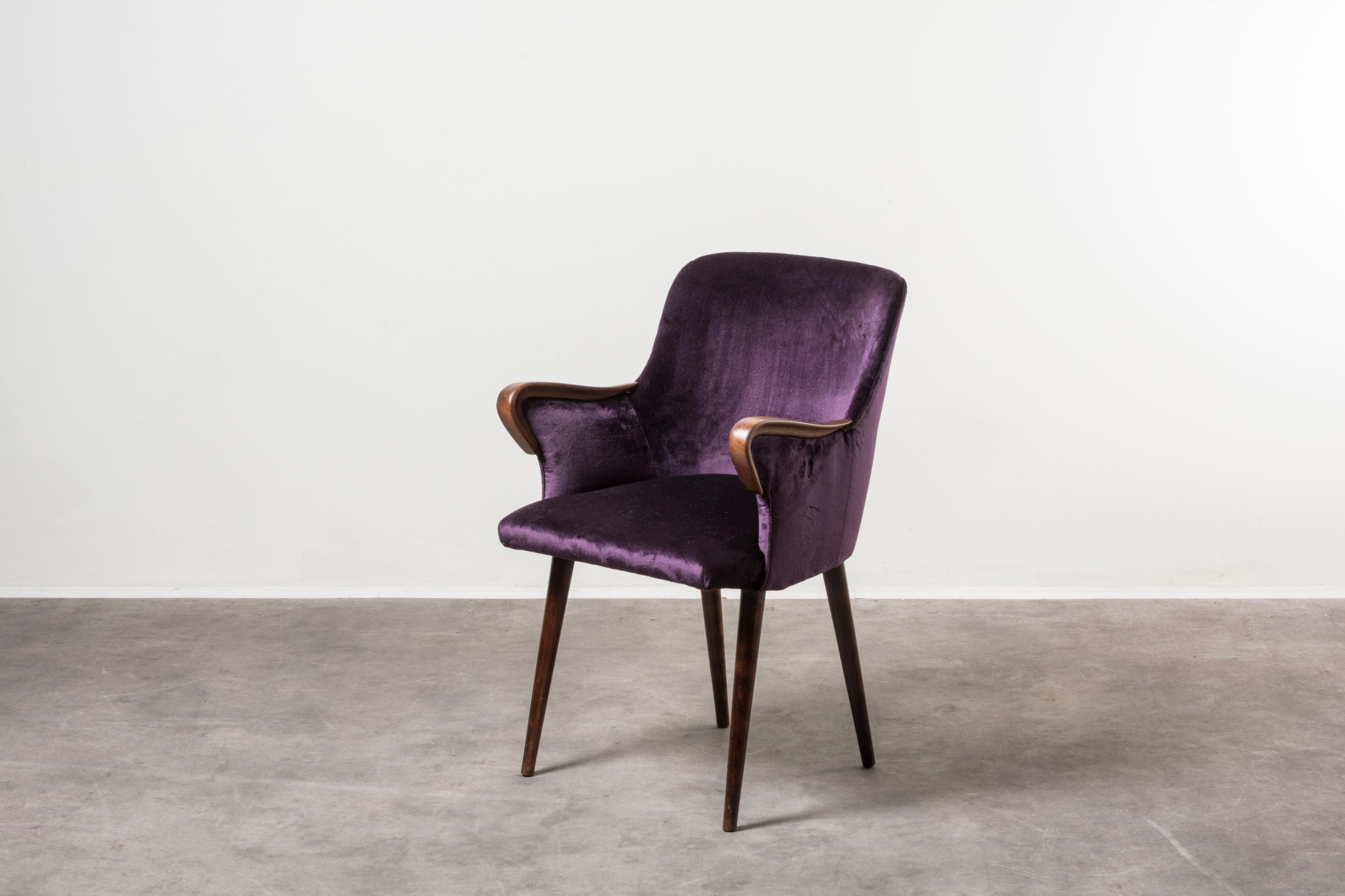 1954 Osvaldo Borsani - Manufactured by Tecno - Armchairs purple velvet P38 In Good Condition For Sale In Milan, IT