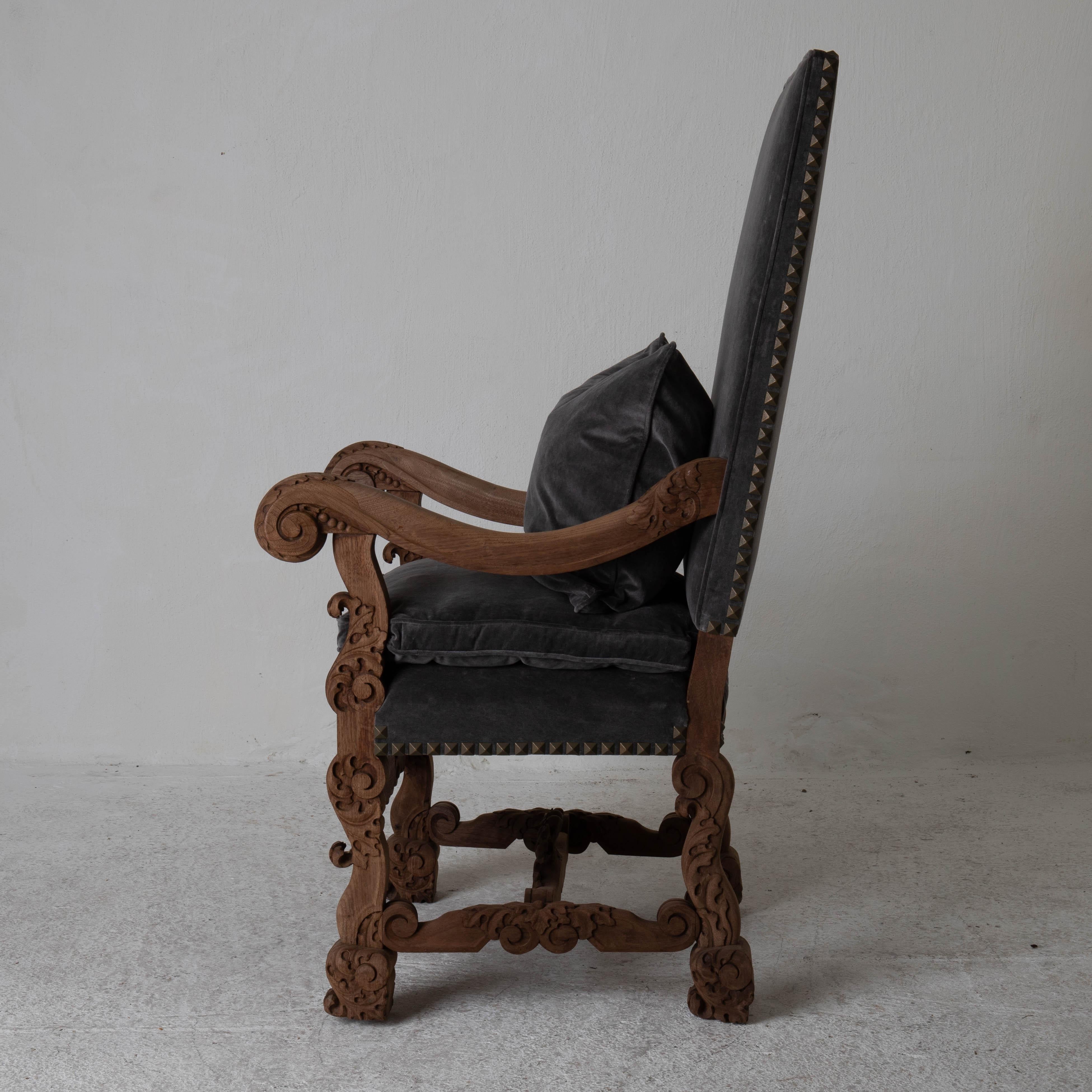Sessel Paar Barock Schwedisch 1650-1750 Grauer Samt Schweden. Ein Paar große Sessel aus der Barockzeit in Schweden. Gepolstert mit dunkelgrauem Baumwollsamt und Nagelkopfdekor aus Messing. Rahmen mit geschnitzten Blättern und Wirbeln.