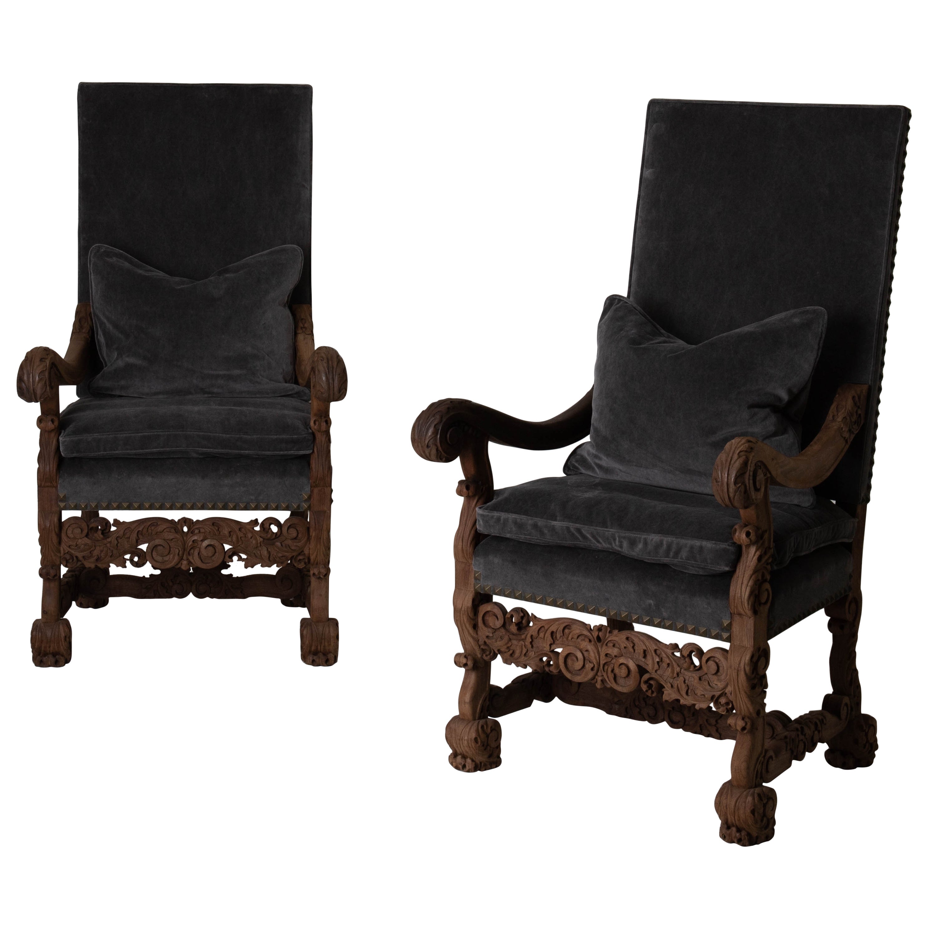 Paire de grands fauteuils baroques suédois 1650-1750 en velours gris Suède
