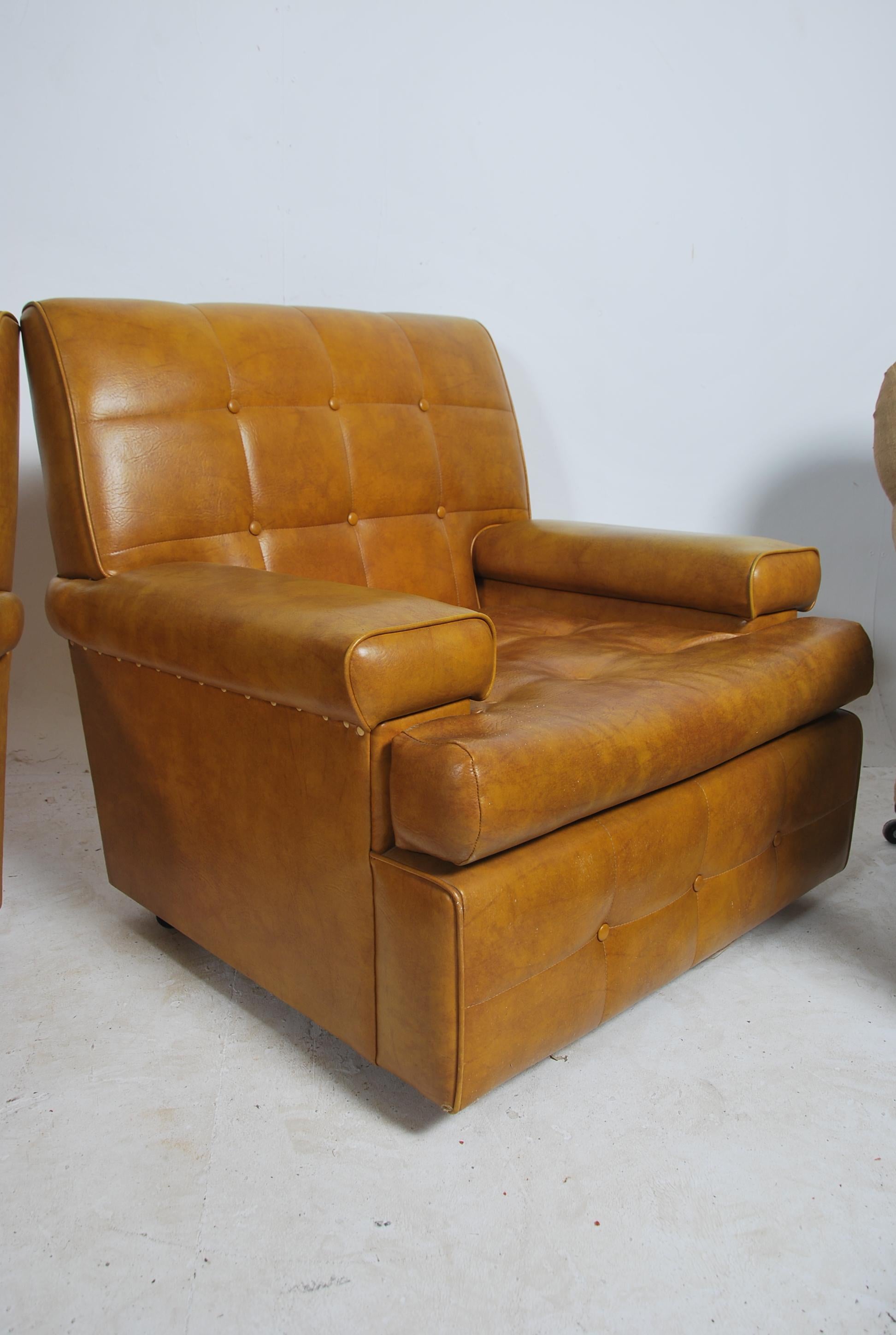 The backs and seats with six tufts (buttons) and the fronts with three tufts (buttons). The sides and backs plain. The edges self-piped. On castors. In as new condition. Designer unknown. Extremely comfortable, hard-wearing and suitable for every