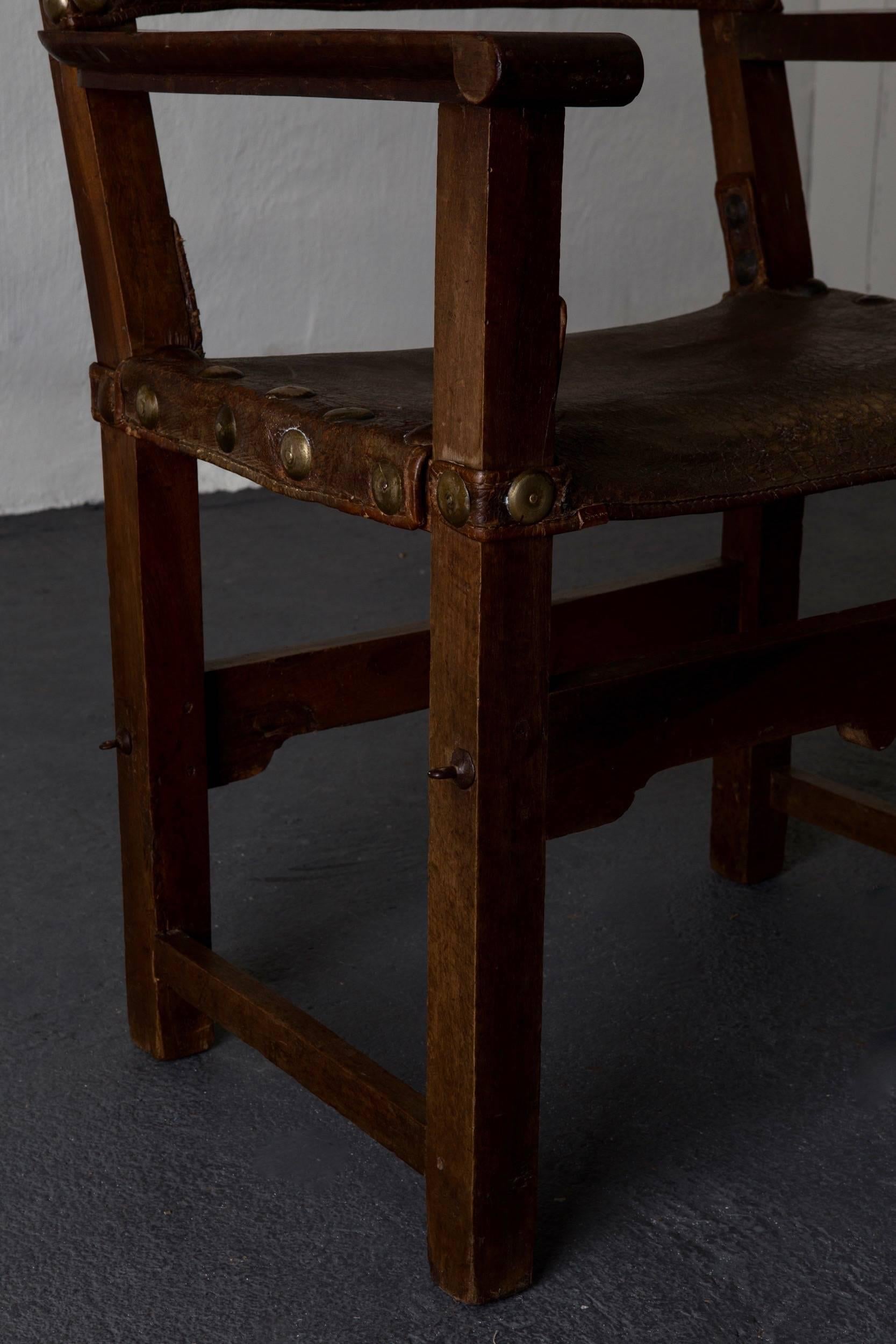 Paire de fauteuils Renaissance espagnole en cuir Brown Oak 17ème siècle, Espagne en vente 2