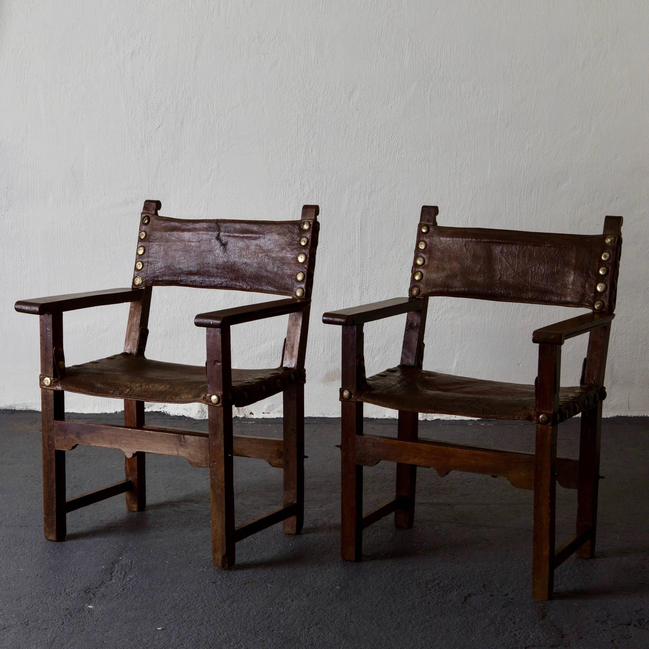 Fauteuils Renaissance italienne en cuir brun 18e siècle, Espagne. Une belle paire de fauteuils fabriqués en Italie à l'époque de la Renaissance, 1600-1650. Dossier et siège rembourrés en cuir d'origine.