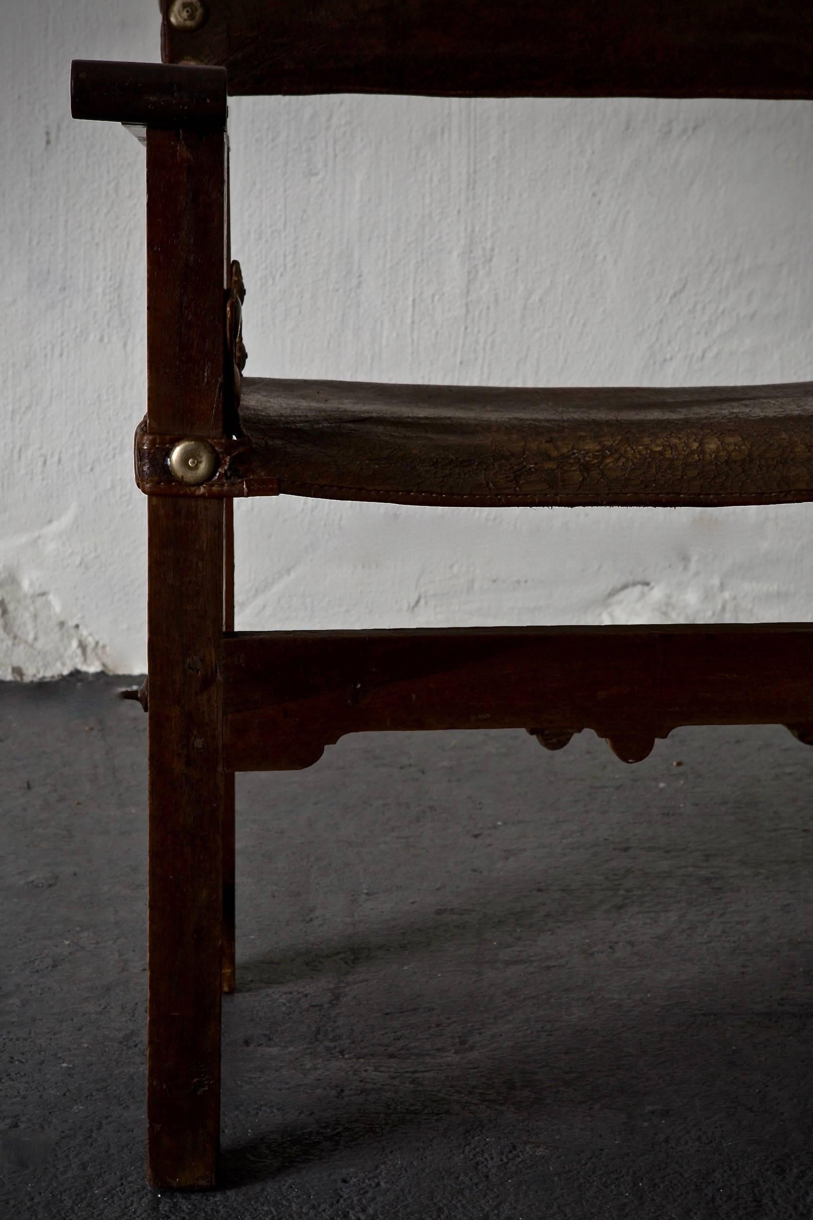 Espagnol Paire de fauteuils Renaissance espagnole en cuir Brown Oak 17ème siècle, Espagne en vente