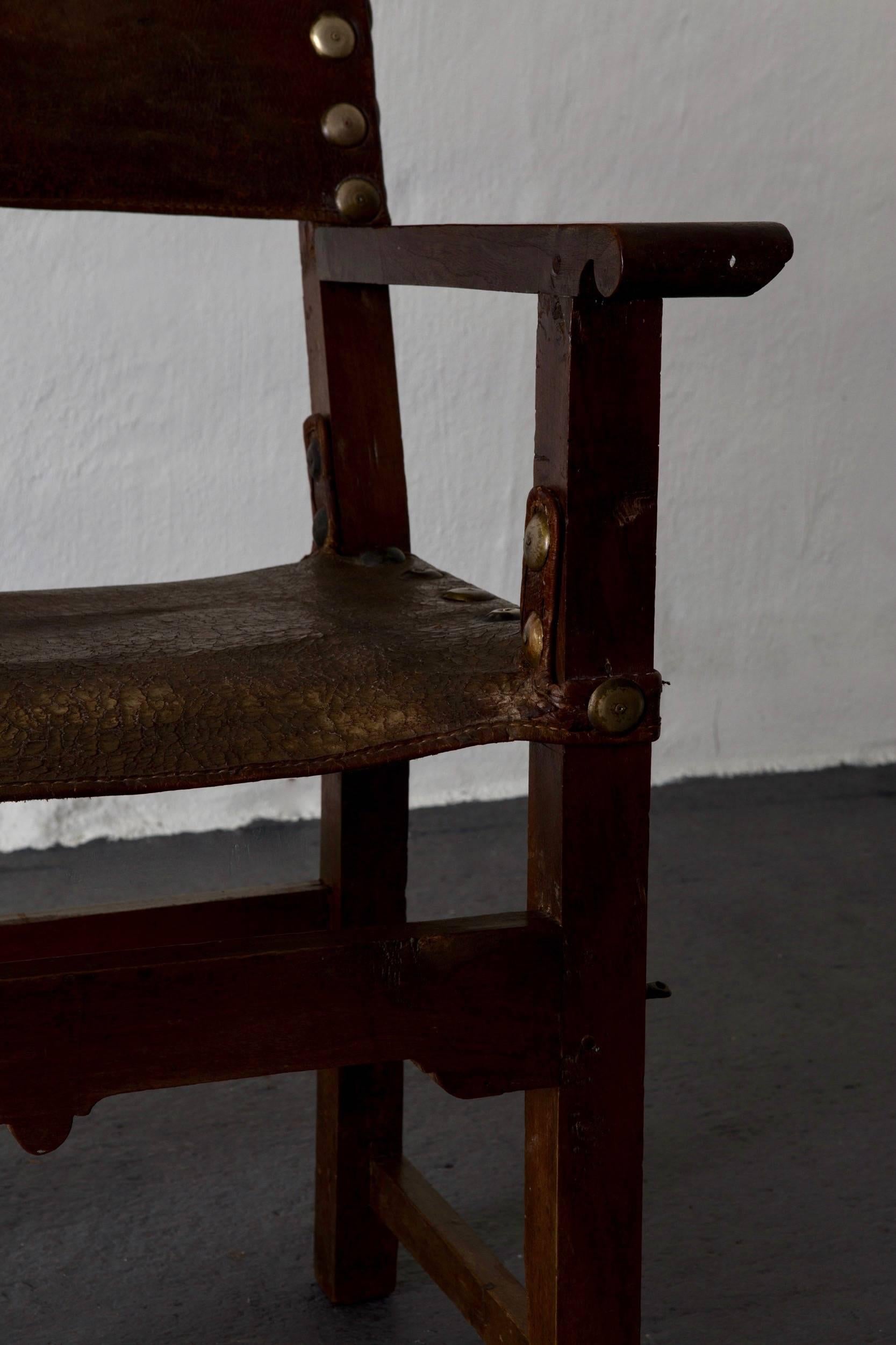 Paire de fauteuils Renaissance espagnole en cuir Brown Oak 17ème siècle, Espagne Bon état - En vente à New York, NY