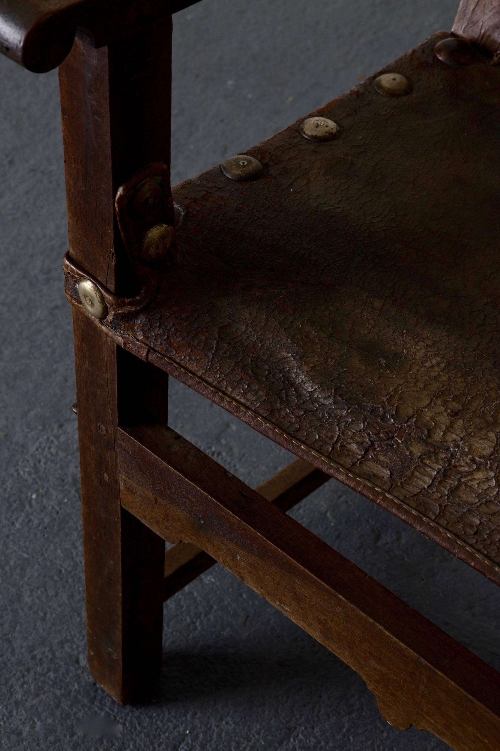XVIIIe siècle et antérieur Paire de fauteuils Renaissance espagnole en cuir Brown Oak 17ème siècle, Espagne en vente