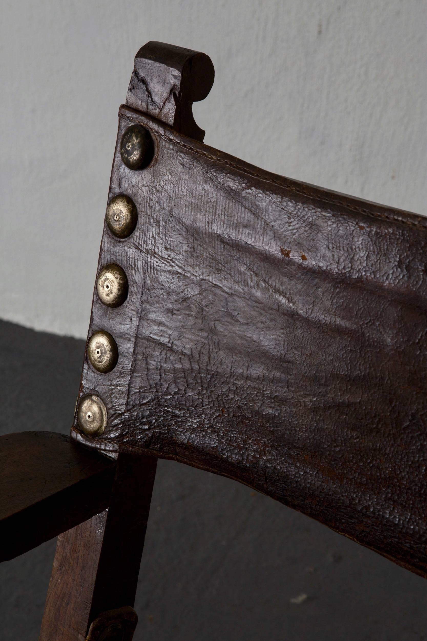 Bois Paire de fauteuils Renaissance espagnole en cuir Brown Oak 17ème siècle, Espagne en vente