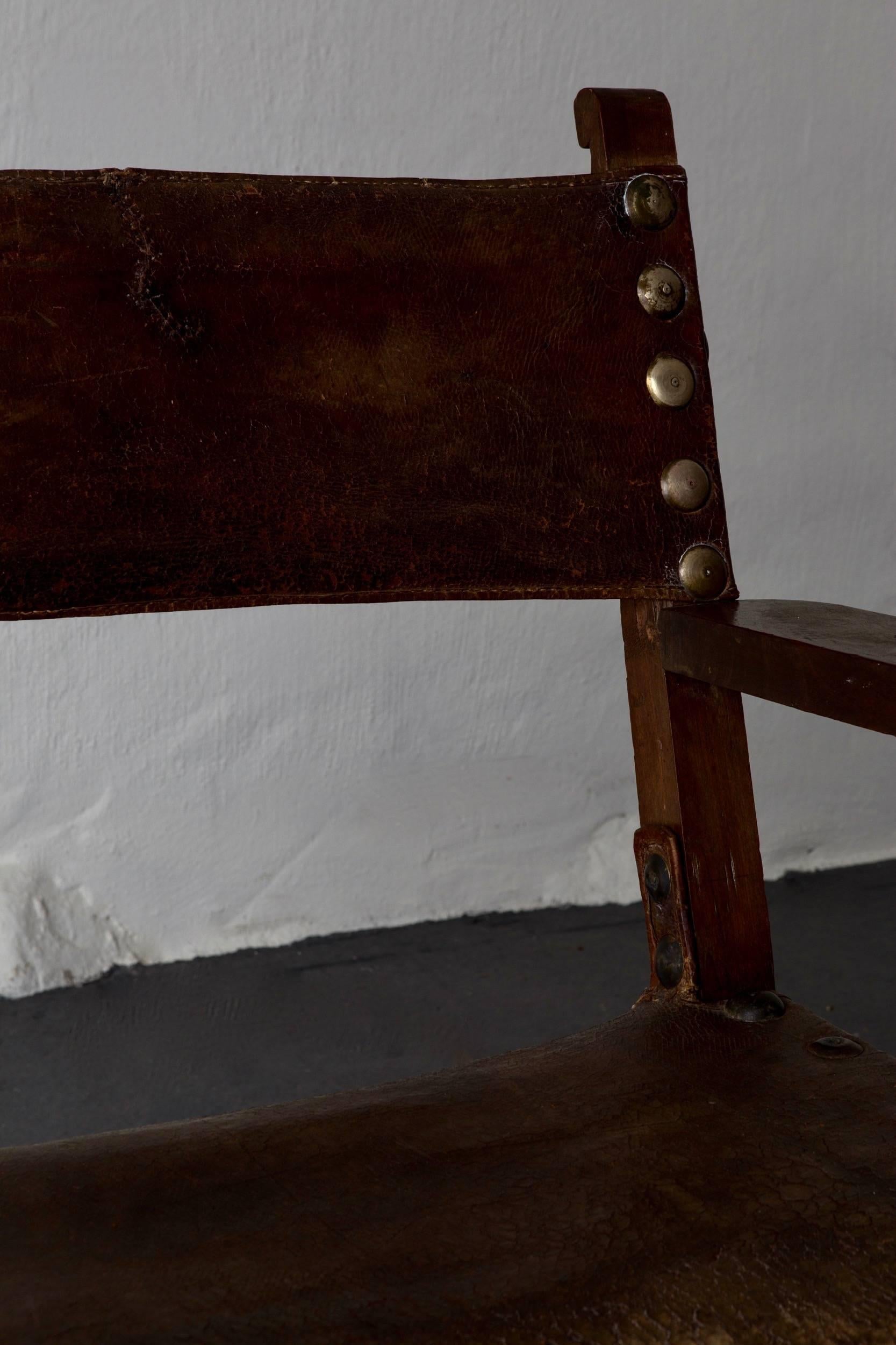 Paire de fauteuils Renaissance espagnole en cuir Brown Oak 17ème siècle, Espagne en vente 1