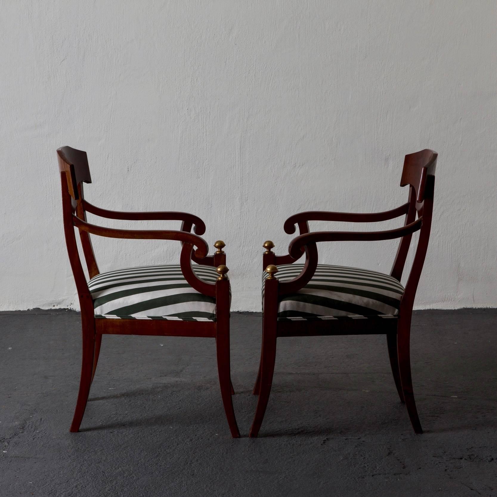 Paire de fauteuils suédois Acajou Marron Détails Dorés Siège Vert et Blanc Bon état - En vente à New York, NY