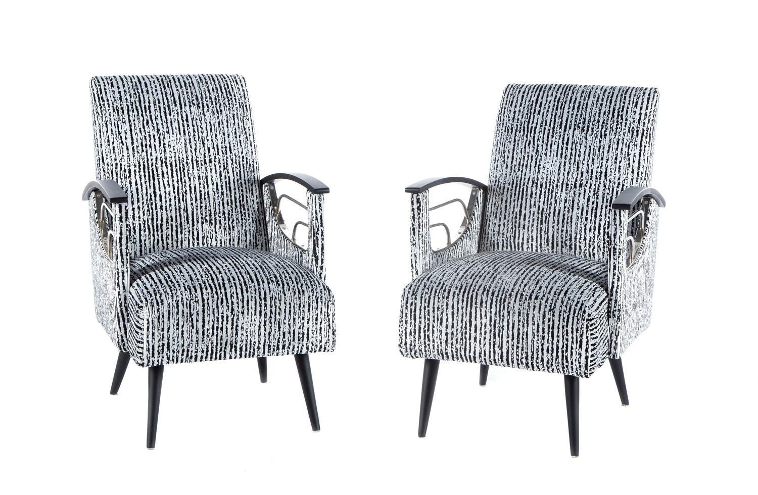 A set of 2 armchairs