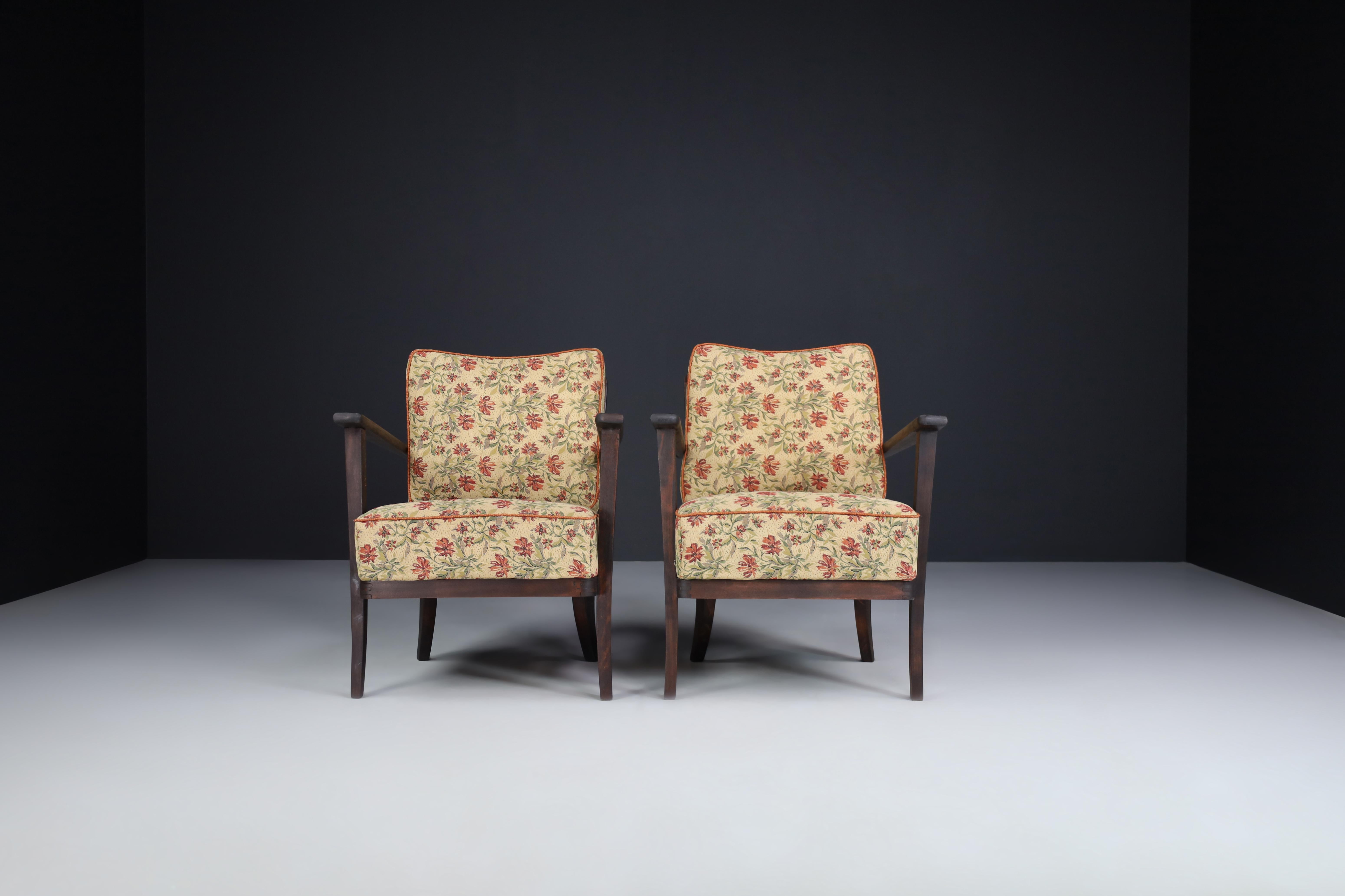 Sessel mit floraler Polsterung, Frankreich 1950er Jahre. 

Midcentury-Sessel wurden in den 1950er Jahren in Frankreich hergestellt und entworfen. Diese Sessel haben die Originalpolsterung aus geblümtem Stoff und ein schönes, elegantes Holzgestell.
